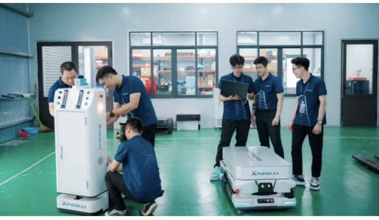 Ngày 25/8/2026, Ủy ban nhân dân thành phố Hà Nội đã ban hành Quyết định số 4554/QĐ-UBND cho phép thử nghiệm có kiểm soát dự án “Thử nghiệm hệ thống giao thông tự hành thông minh bao gồm xe buýt, robot taxi, robot dọn vệ sinh tự động, robot giao hàng” của Công ty Cổ phần Phenikaa-X. Ngày 25/8/2026, Ủy ban nhân dân thành phố Hà Nội đã ban hành Quyết định số 4554/QĐ-UBND cho phép thử nghiệm có kiểm soát dự án “Thử nghiệm hệ thống giao thông tự hành thông minh bao gồm xe buýt, robot taxi, robot dọn vệ sinh tự động, robot giao hàng” của Công ty Cổ phần Phenikaa-X.