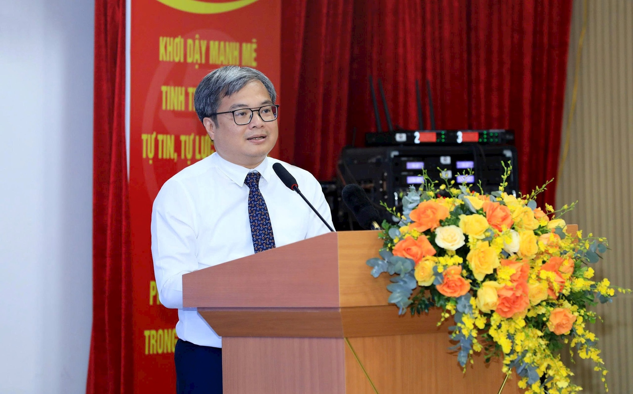 Phó Chủ tịch UBND thành phố Trương Việt Dũng phát biểu tại hội nghị. Ảnh: Xuân Hải Phó Chủ tịch UBND thành phố Trương Việt Dũng phát biểu tại hội nghị. Ảnh: Xuân Hải