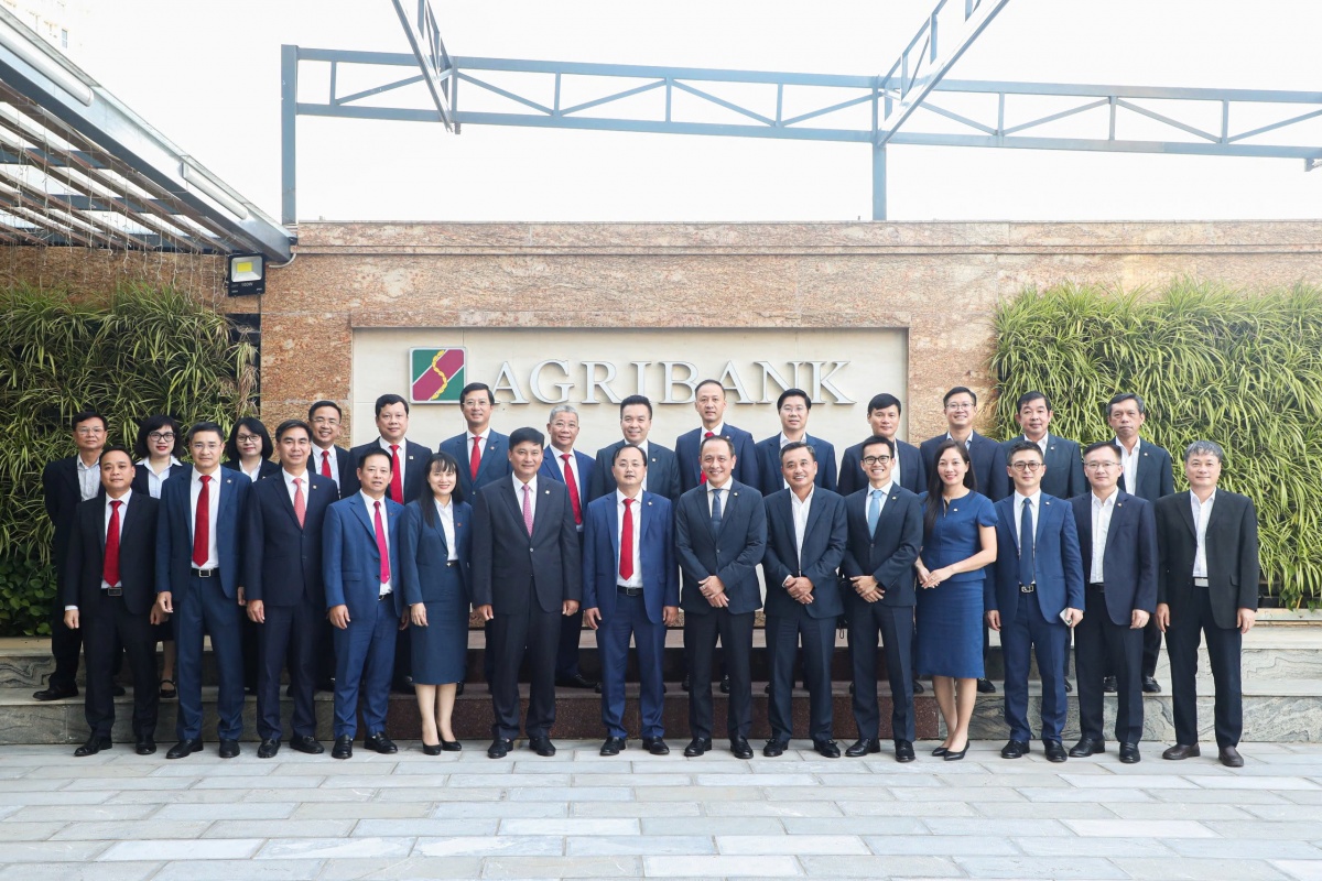 Các đại biểu của hai đơn vị chụp ảnh lưu niệm tại Lễ ký kết