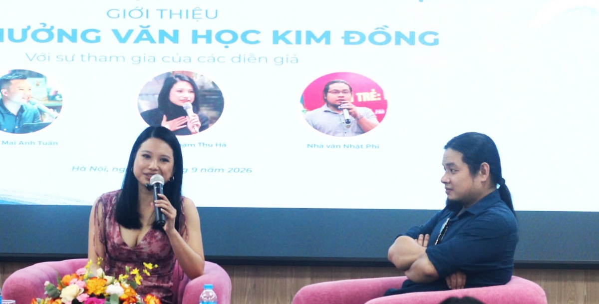 Nhà văn Phạm Thu Hà chia sẻ tại sự kiện.