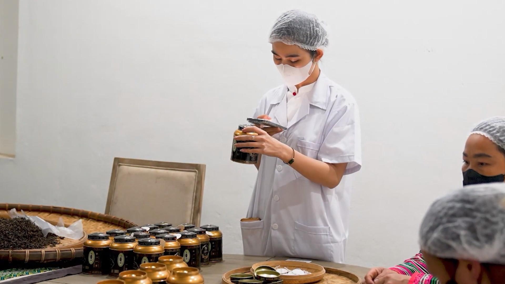 Nhân viên kiểm tra sản phẩm tại cơ sở sản xuất, phục vụ kiểm soát chất lượng và nguồn gốc hàng hóa. Nhân viên kiểm tra sản phẩm tại cơ sở sản xuất, phục vụ kiểm soát chất lượng và nguồn gốc hàng hóa.