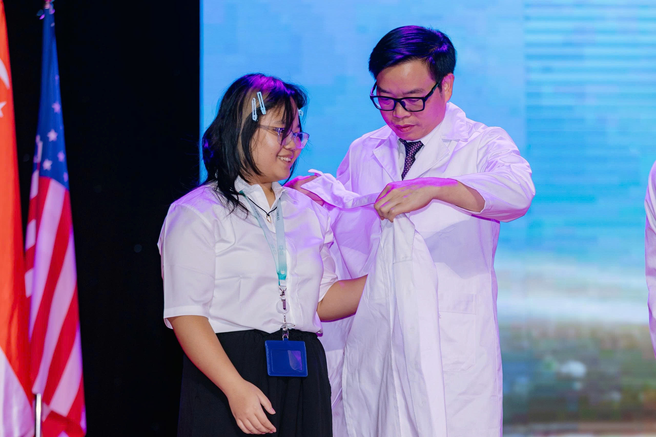 GS.TS.BS Trần Trung Dũng trao áo Blouse trắng cho tân sinh viên Y khoa Hoàng Thị Linh Nhi tại lễ khai giảng VinUni GS.TS.BS Trần Trung Dũng trao áo Blouse trắng cho tân sinh viên Y khoa Hoàng Thị Linh Nhi tại lễ khai giảng VinUni