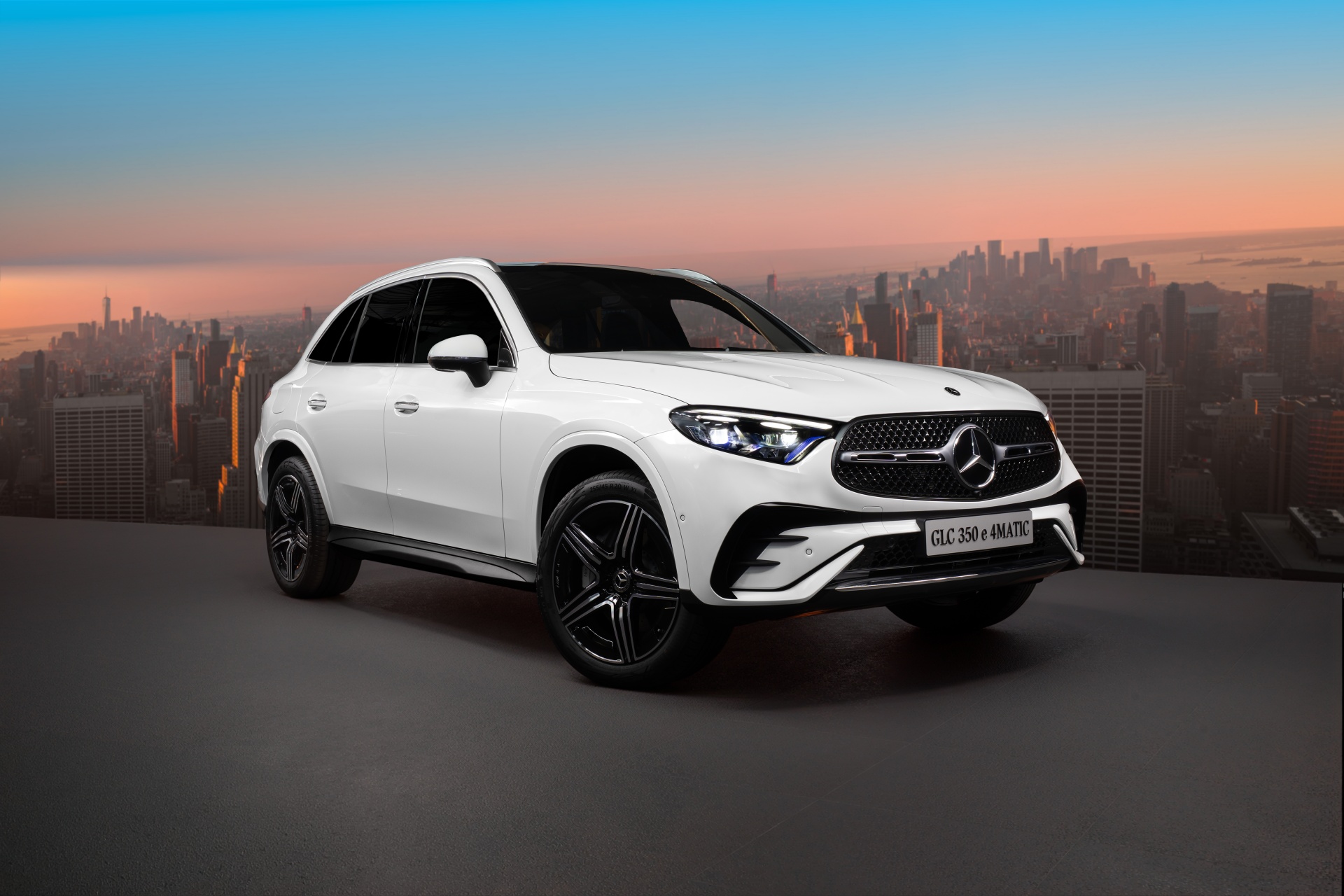 Mercedes-Benz GLC PHEV ra mắt, giá gần 3 tỷ đồng, hết xăng vẫn chạy tới 128km
