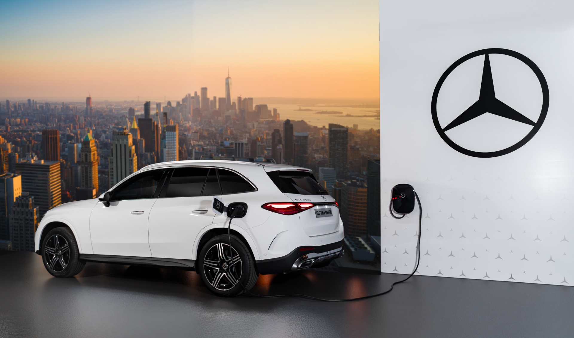 Mercedes-Benz GLC PHEV ra mắt, giá gần 3 tỷ đồng, hết xăng vẫn chạy tới 128km