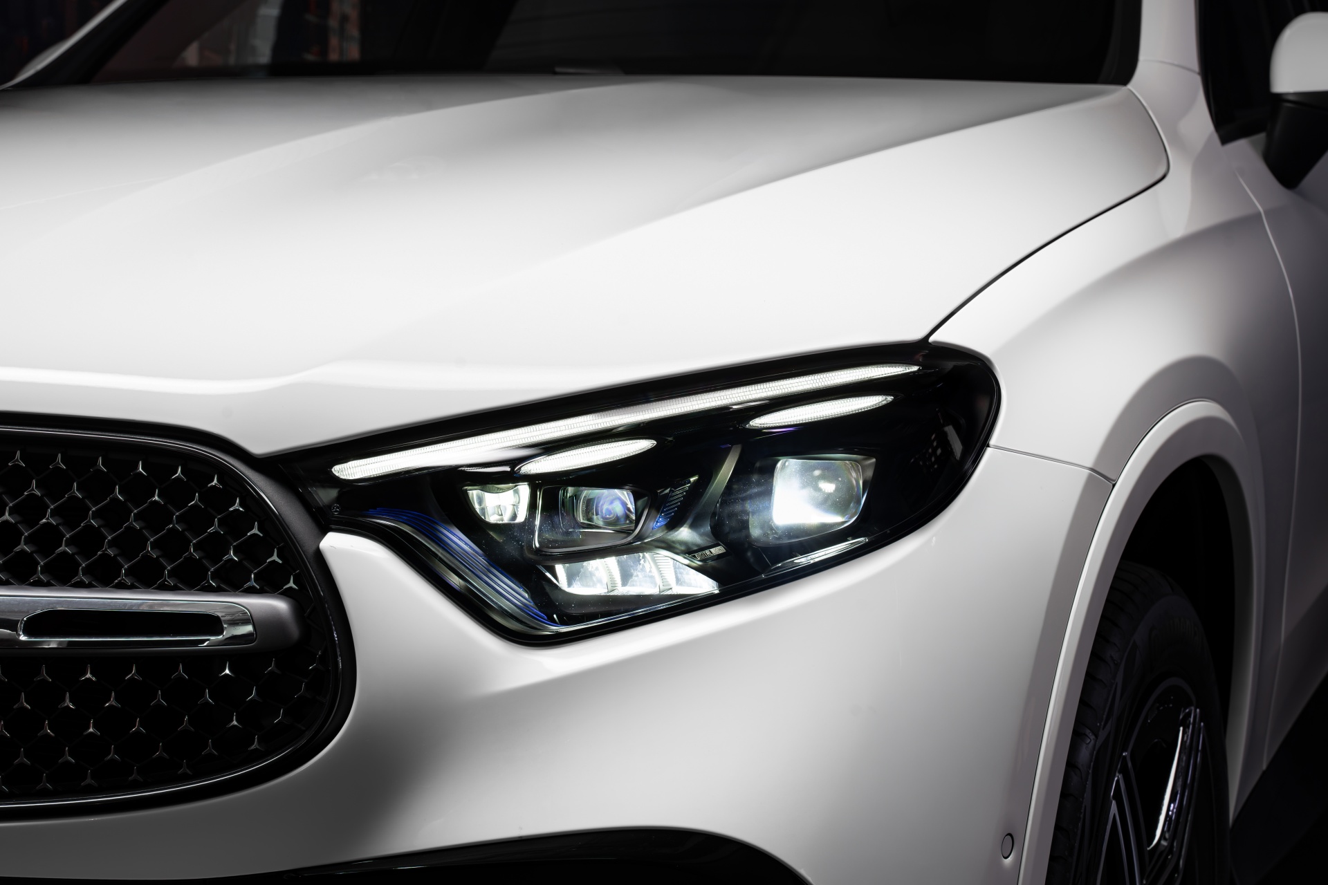 Mercedes-Benz GLC PHEV ra mắt Việt Nam: Giá gần 3 tỷ đồng, hết xăng vẫn chạy tới 128km, ‘phả hơi nóng’ lên X3, Q5 - Ảnh 4.