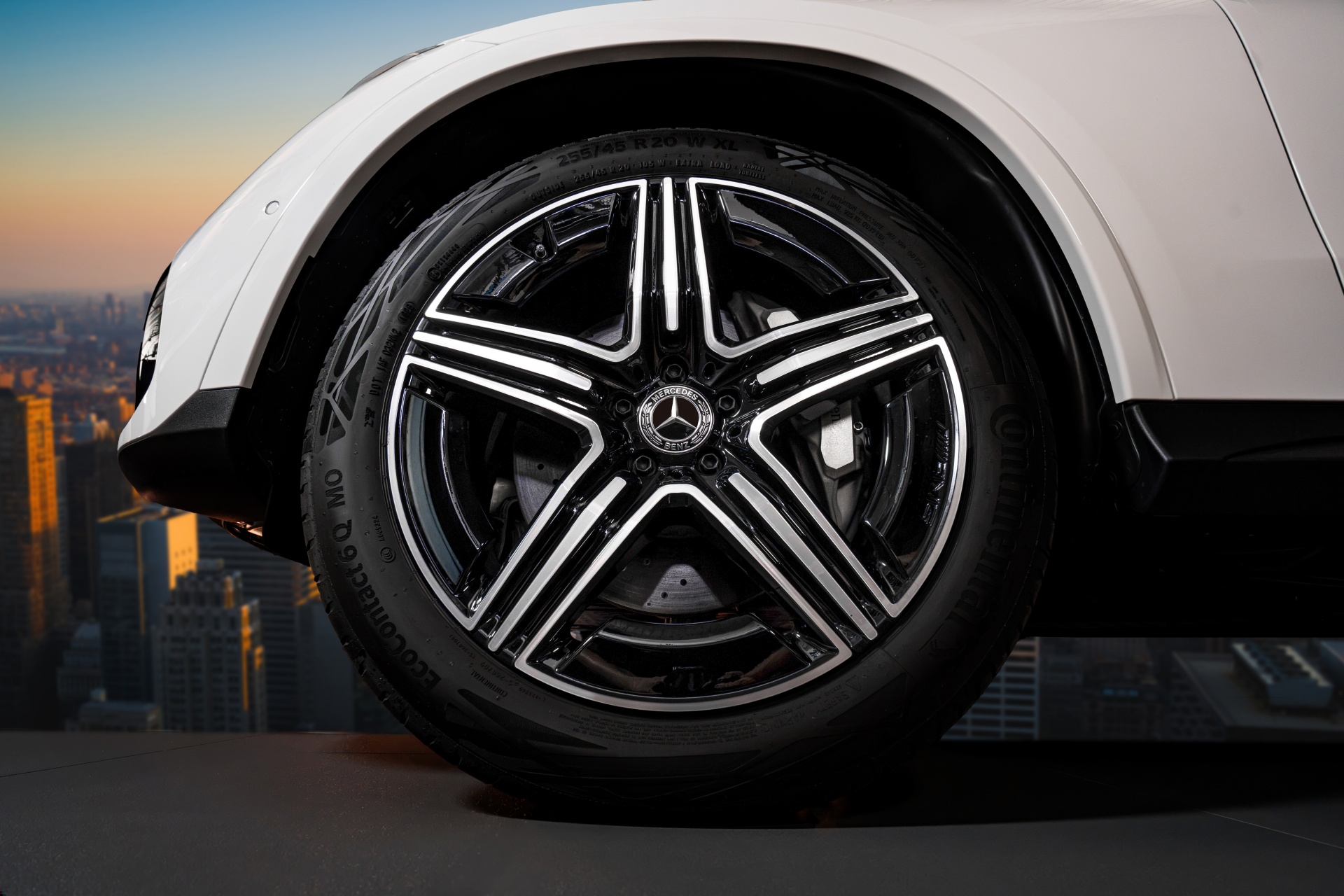 Mercedes-Benz GLC PHEV ra mắt Việt Nam: Giá gần 3 tỷ đồng, hết xăng vẫn chạy tới 128km, ‘phả hơi nóng’ lên X3, Q5 - Ảnh 5.