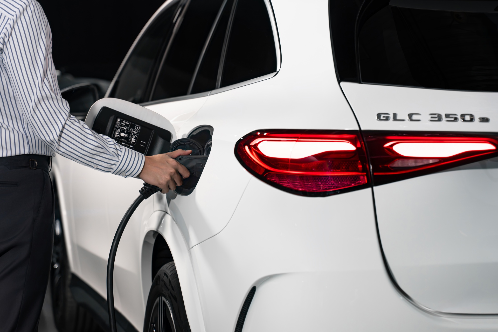 Mercedes-Benz GLC PHEV ra mắt, giá gần 3 tỷ đồng, hết xăng vẫn chạy tới 128km