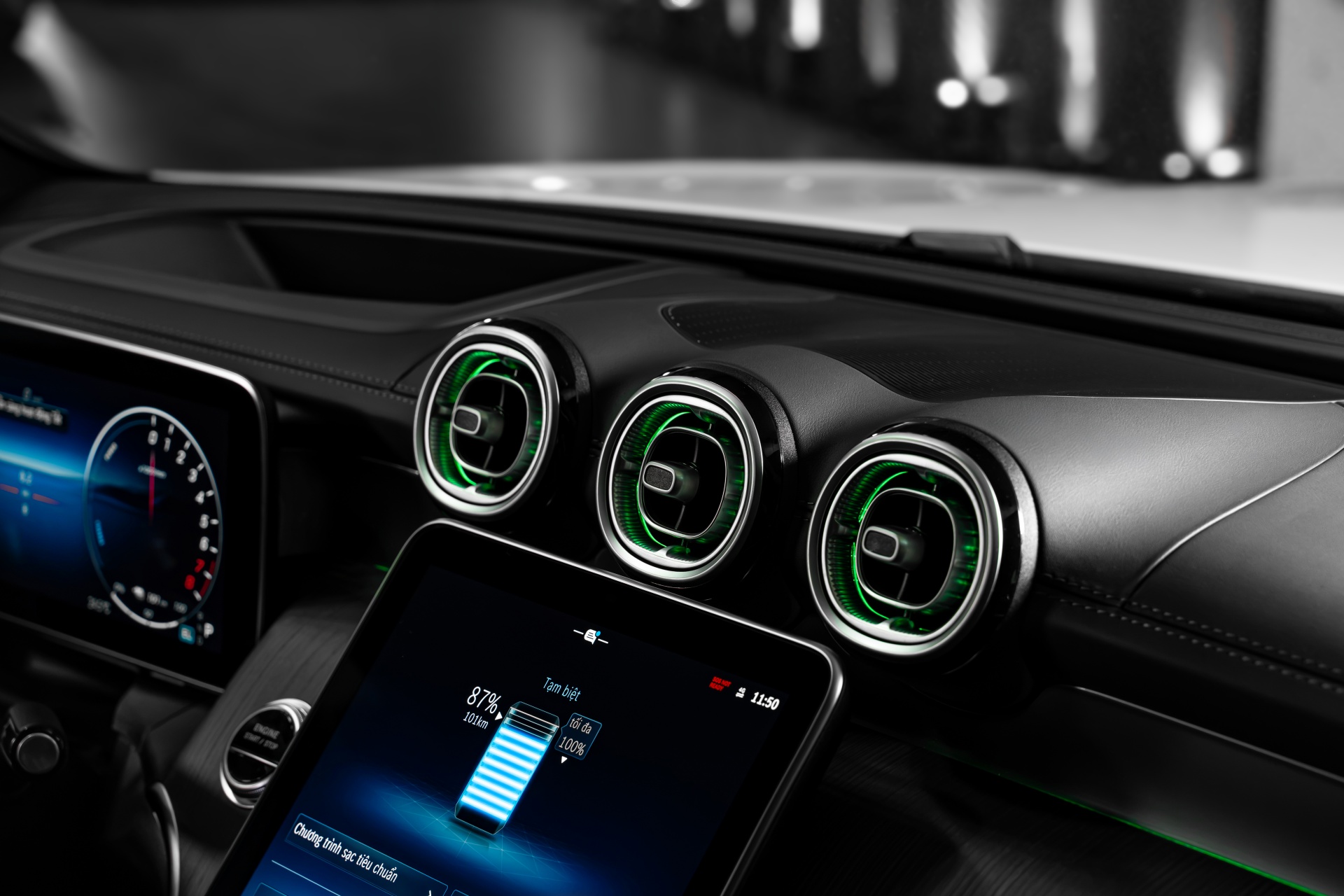 Mercedes-Benz GLC PHEV ra mắt Việt Nam: Giá gần 3 tỷ đồng, hết xăng vẫn chạy tới 128km, ‘phả hơi nóng’ lên X3, Q5 - Ảnh 7.