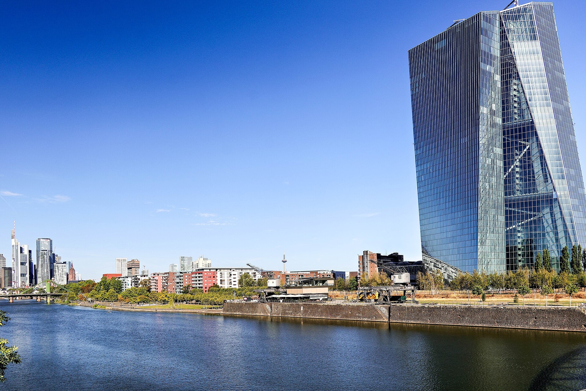 ECB trước lựa chọn khó: Tăng lãi suất hay chờ thị trường tự thắt chặt? ECB trước lựa chọn khó: Tăng lãi suất hay chờ thị trường tự thắt chặt?