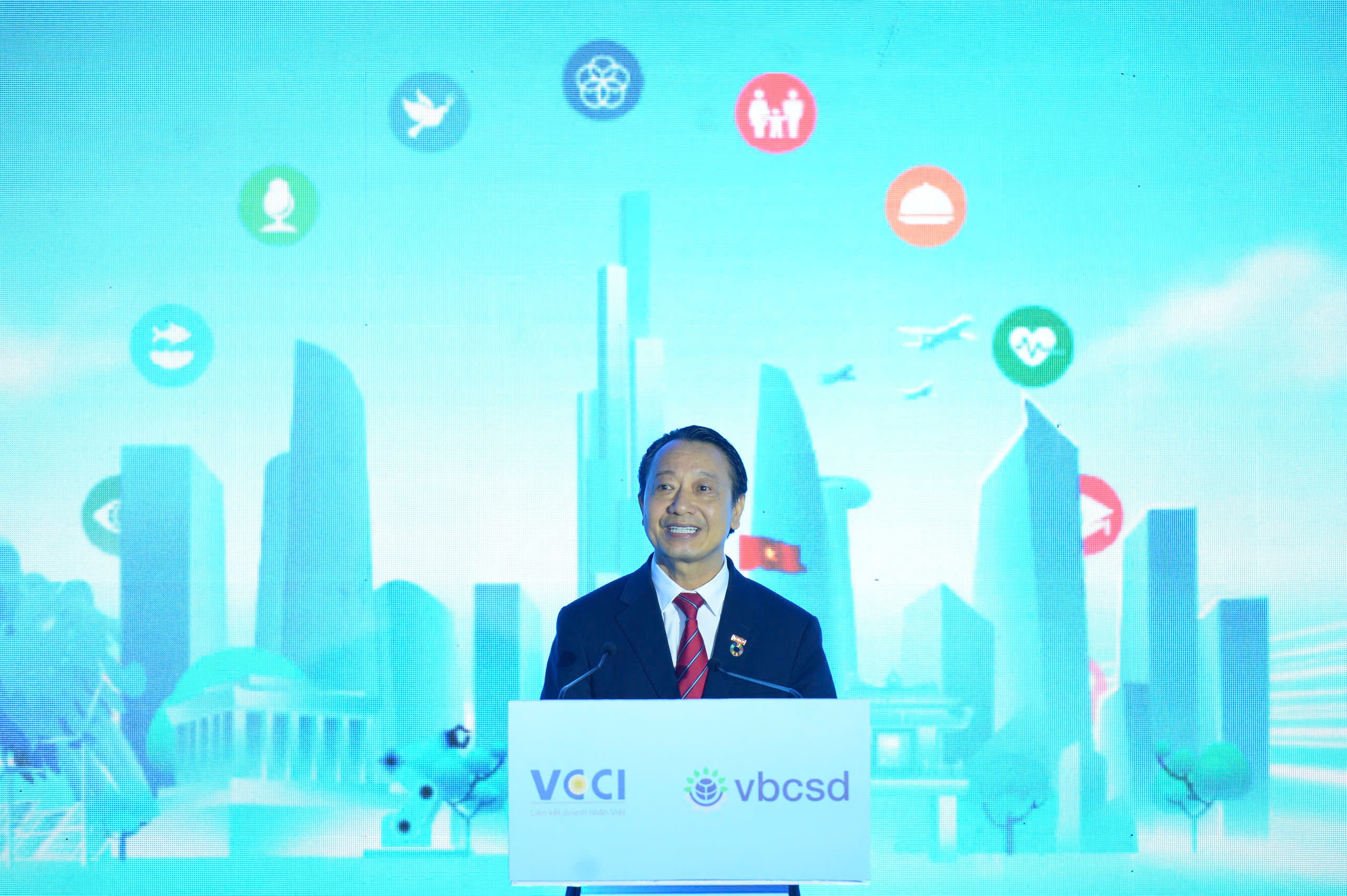 Ông Nguyễn Quang Vinh cho biết kiến nghị từ diễn đàn sẽ được tổng hợp, báo cáo lên Chính phủ và Hội đồng Quốc gia về Phát triển bền vững, đồng thời làm cơ sở để VBCSD–VCCI tiếp tục kết nối, hỗ trợ cộng đồng doanh nghiệp. Ông Nguyễn Quang Vinh cho biết kiến nghị từ diễn đàn sẽ được tổng hợp, báo cáo lên Chính phủ và Hội đồng Quốc gia về Phát triển bền vững, đồng thời làm cơ sở để VBCSD–VCCI tiếp tục kết nối, hỗ trợ cộng đồng doanh nghiệp.