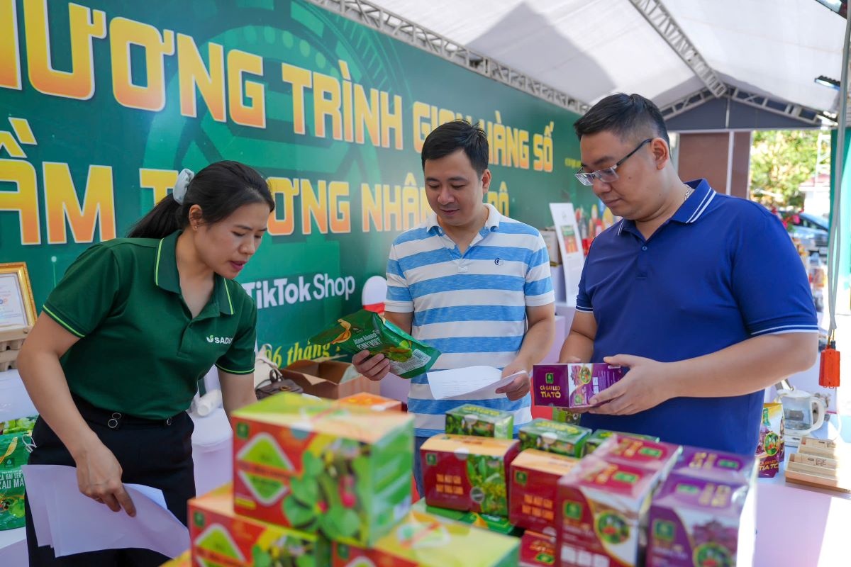 Hơn 3.400 sản phẩm OCOP cùng hệ sinh thái làng nghề Hà Nội đang có thêm cơ hội tiếp cận thị trường rộng lớn nhờ thương mại số. Hơn 3.400 sản phẩm OCOP cùng hệ sinh thái làng nghề Hà Nội đang có thêm cơ hội tiếp cận thị trường rộng lớn nhờ thương mại số.