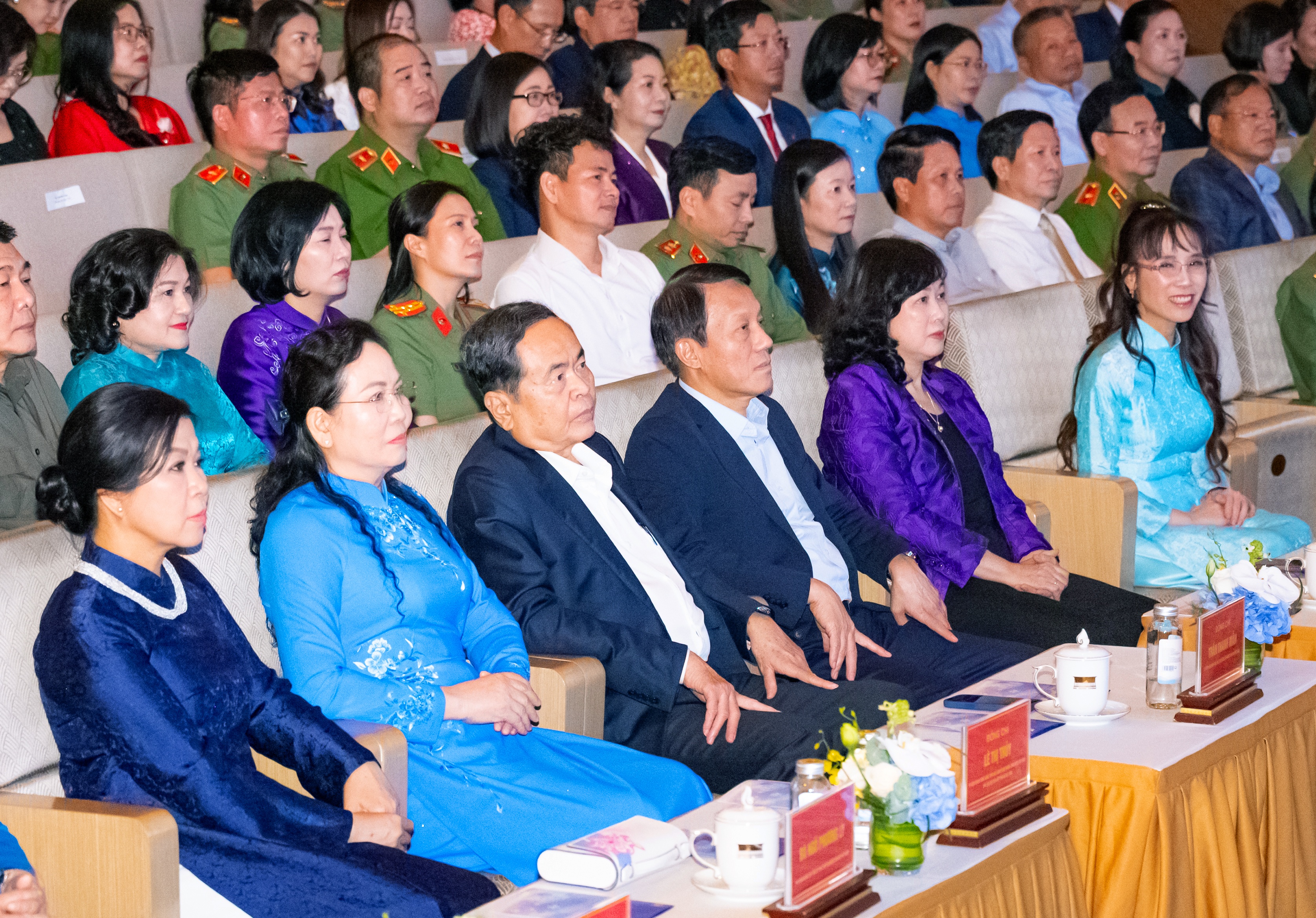 Tham dự chương trình có Chủ tịch Quốc hội Trần Thanh Mẫn, Ủy viên Bộ Chính trị, Bộ trưởng Bộ Công an, Đại tướng Lương Tam Quang; Ủy viên Trung ương Đảng, Phó Chủ tịch Ủy ban Trung ương Mặt trận Tổ quốc Việt Nam, Chủ tịch Hội Liên hiệp Phụ nữ Việt Nam Lê Thị Thủy. Chương trình còn có sự tham dự của Phu nhân Tổng Bí thư, Chủ tịch nước Tô Lâm - bà Ngô Phương Ly. Tham dự chương trình có Chủ tịch Quốc hội Trần Thanh Mẫn, Ủy viên Bộ Chính trị, Bộ trưởng Bộ Công an, Đại tướng Lương Tam Quang; Ủy viên Trung ương Đảng, Phó Chủ tịch Ủy ban Trung ương Mặt trận Tổ quốc Việt Nam, Chủ tịch Hội Liên hiệp Phụ nữ Việt Nam Lê Thị Thủy. Chương trình còn có sự tham dự của Phu nhân Tổng Bí thư, Chủ tịch nước Tô Lâm - bà Ngô Phương Ly.