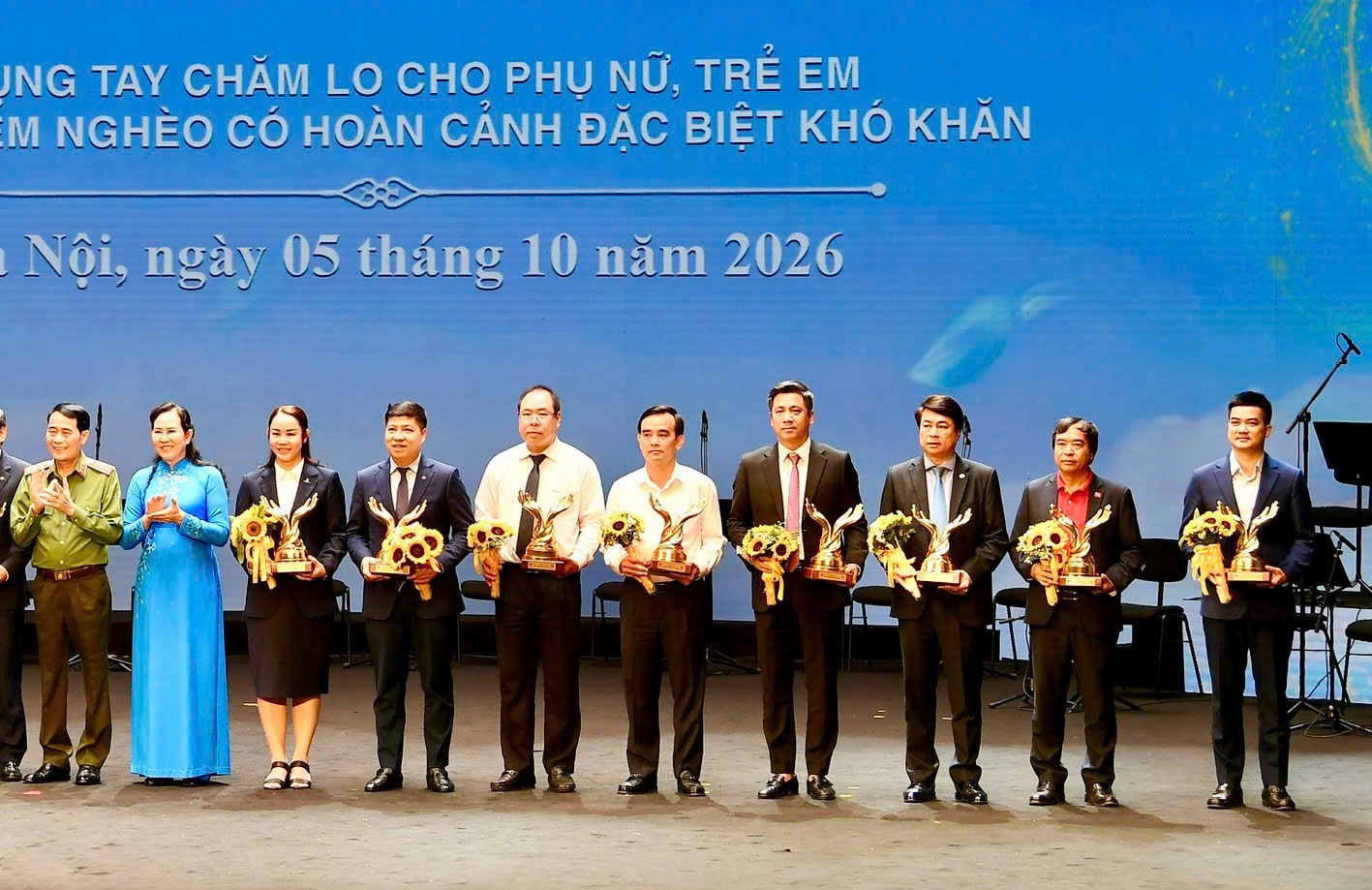 Chương trình "Kết nối yêu thương" đã thu hút được số tiền đóng góp gần 60 tỷ đồng, trong đó 30 tỷ đồng từ tập đoàn Sovico Chương trình "Kết nối yêu thương" đã thu hút được số tiền đóng góp gần 60 tỷ đồng, trong đó 30 tỷ đồng từ tập đoàn Sovico