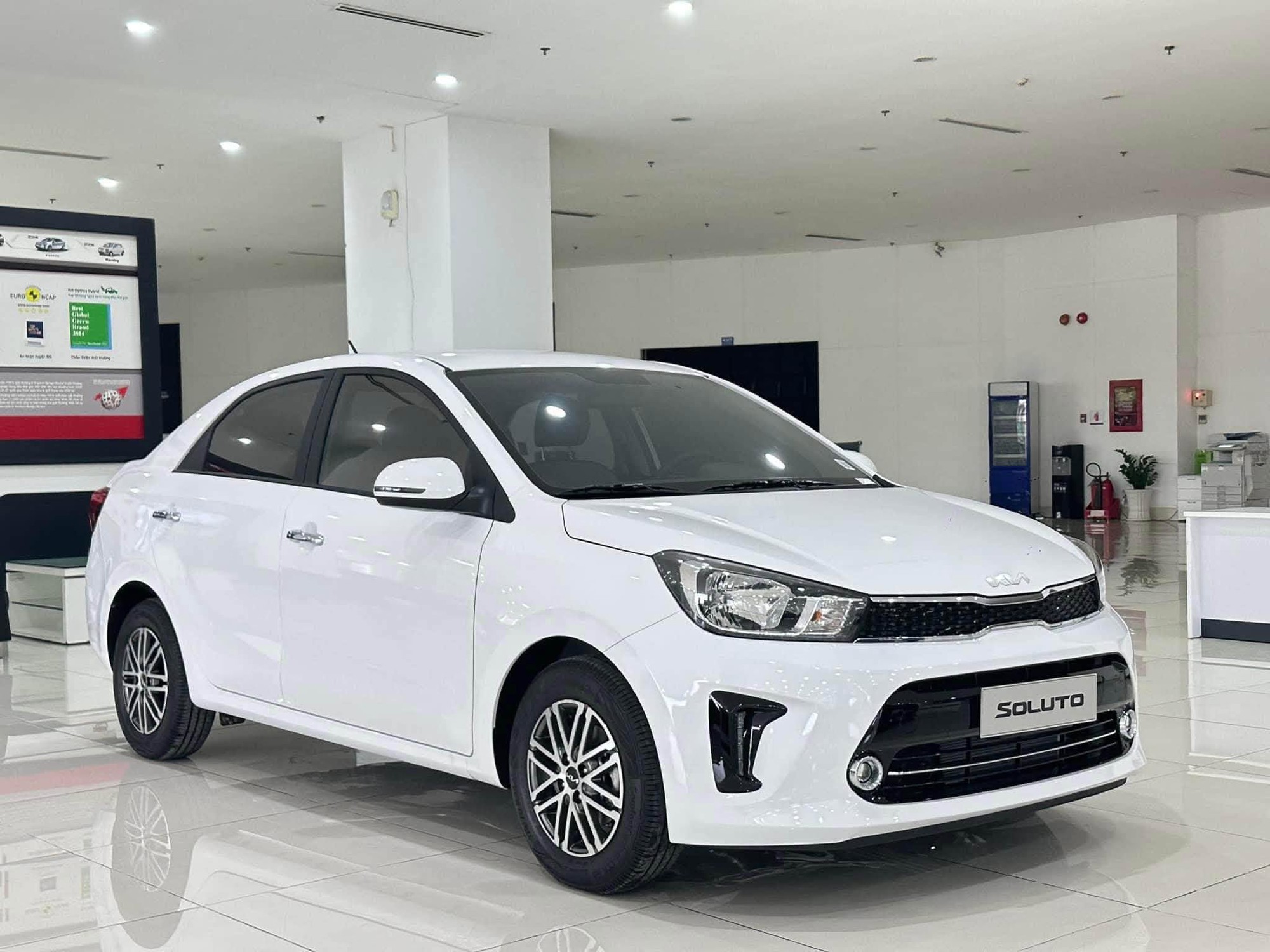 Kia Soluto giảm giá còn dưới 300 triệu đồng Kia Soluto giảm giá còn dưới 300 triệu đồng: Rẻ nhất phân khúc nhưng cấu hình hộp số không dành cho số đông - Ảnh 3.