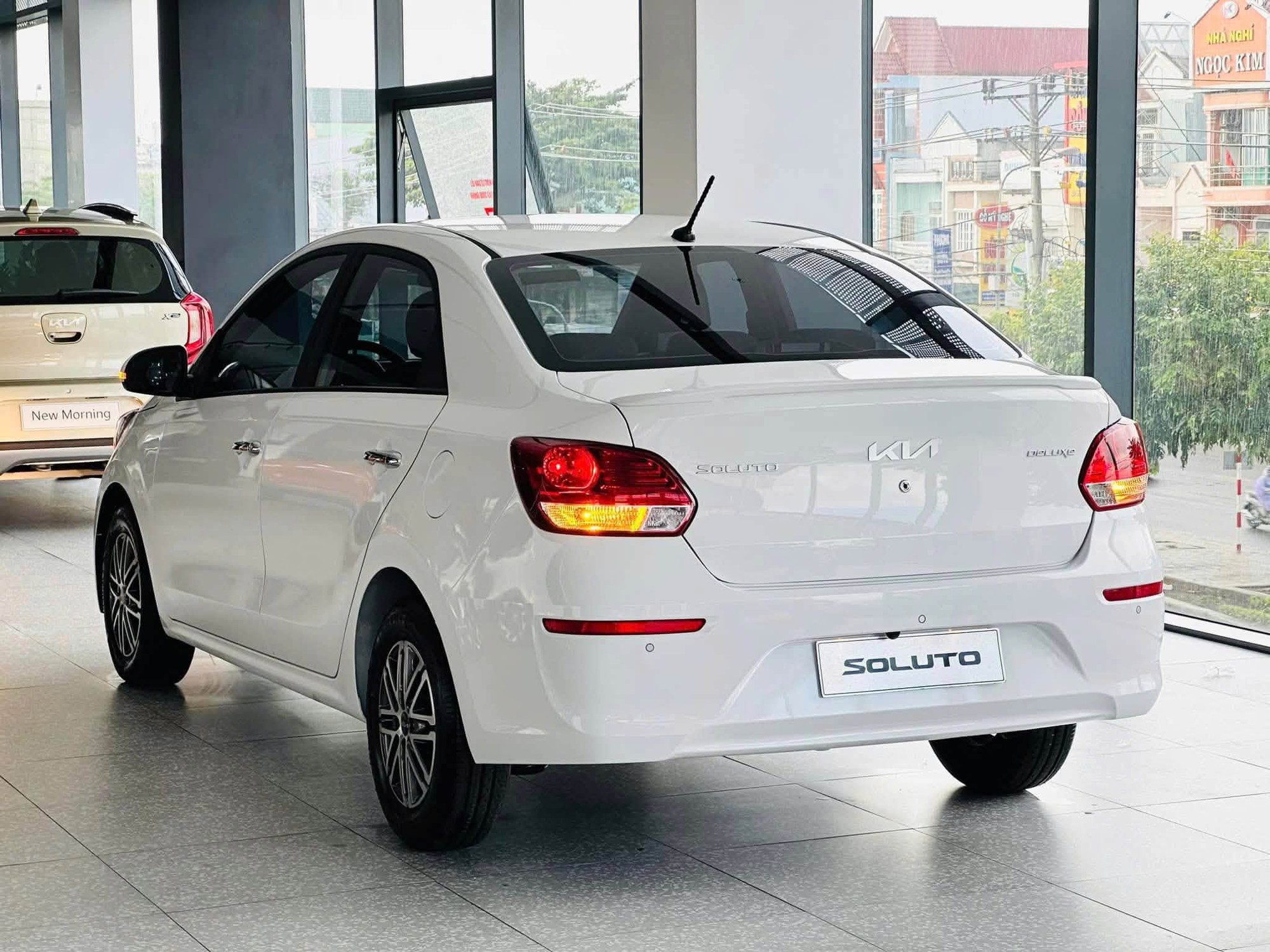 Kia Soluto giảm giá còn dưới 300 triệu đồng Kia Soluto giảm giá còn dưới 300 triệu đồng: Rẻ nhất phân khúc nhưng cấu hình hộp số không dành cho số đông - Ảnh 4.