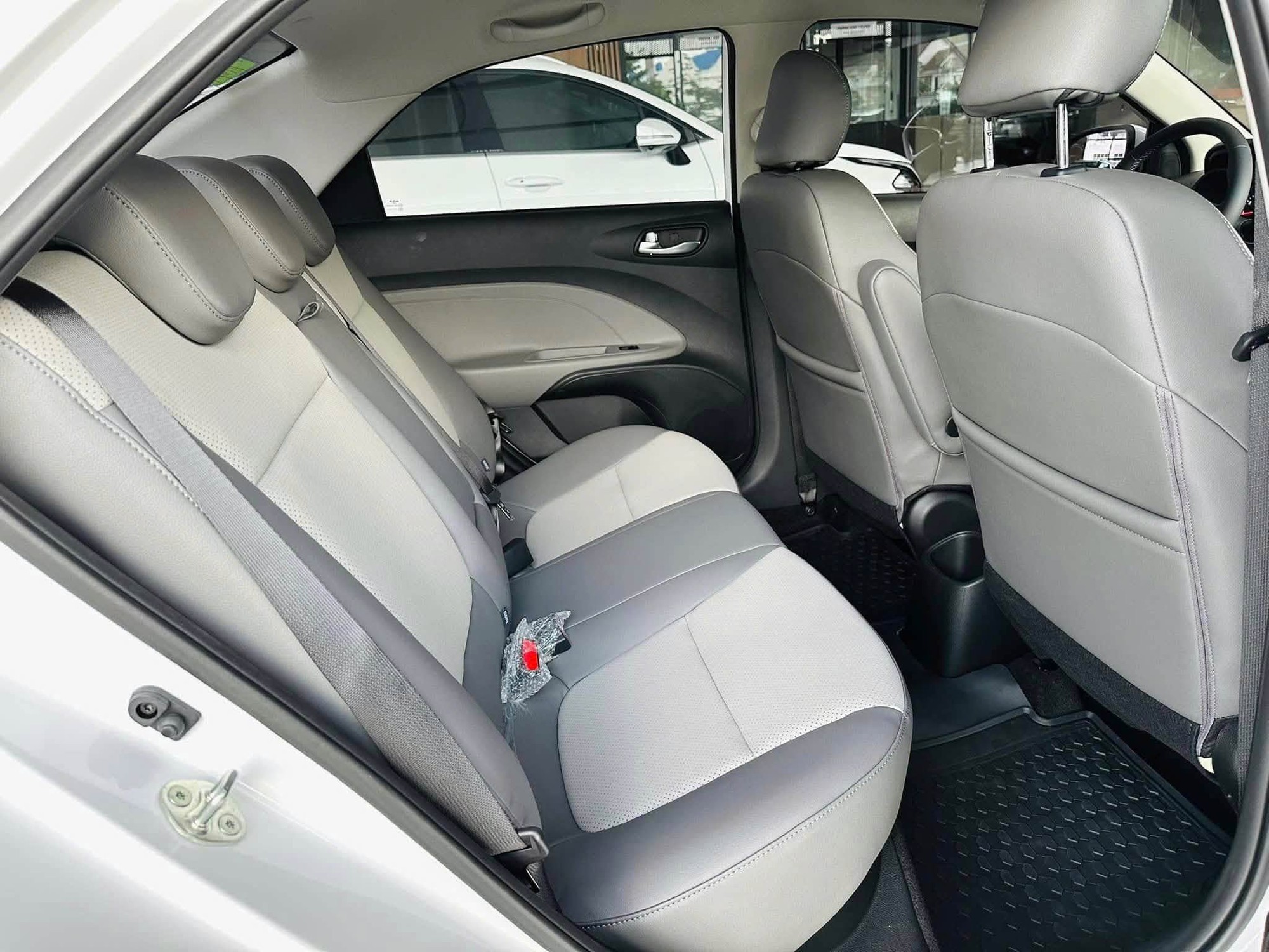 Kia Soluto giảm giá còn dưới 300 triệu đồng Kia Soluto giảm giá còn dưới 300 triệu đồng: Rẻ nhất phân khúc nhưng cấu hình hộp số không dành cho số đông - Ảnh 7.