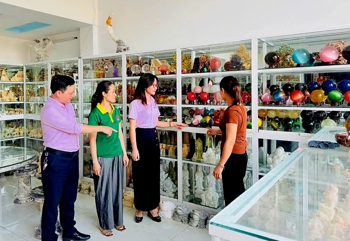 undefined Tín dụng chính sách tiếp sức làng đá mỹ nghệ Non Nước