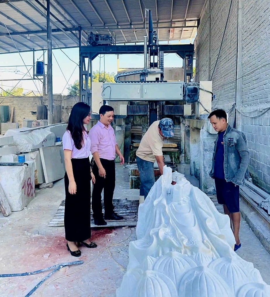undefined Tín dụng chính sách tiếp sức làng đá mỹ nghệ Non Nước