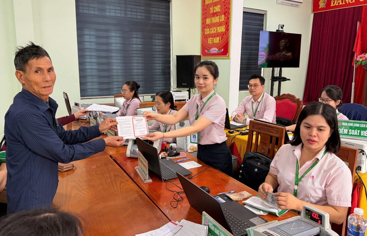 Nguồn tiền huy động tiếp tục được bổ sung để cho hộ nghèo, hộ cận nghèo và các đối tượng chính sách vay vốn ưu đãi. Nguồn tiền huy động tiếp tục được bổ sung để cho hộ nghèo, hộ cận nghèo và các đối tượng chính sách vay vốn ưu đãi.