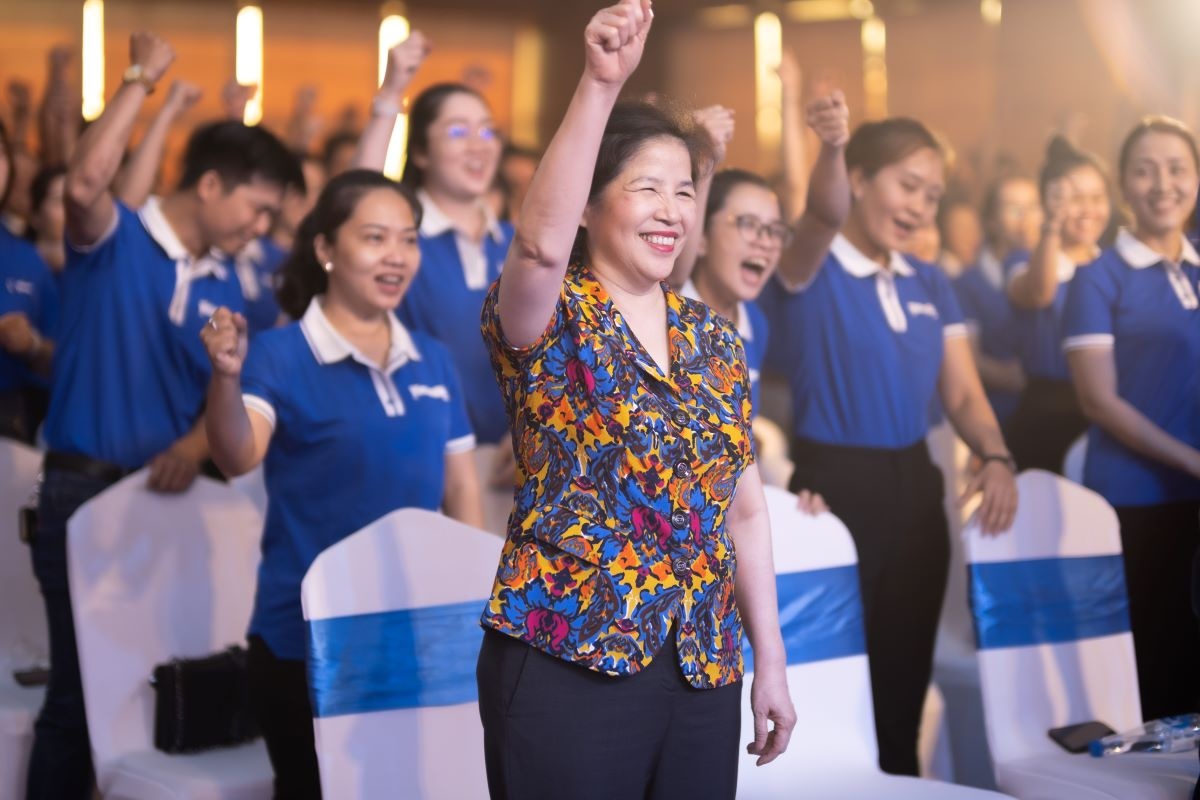 Bà Mai Kiều Liên cùng thế hệ trẻ Vinamilk, tiếp nối hành trình phát triển của doanh nghiệp trong chặng đường mới. Ảnh: Vi Nam Bà Mai Kiều Liên cùng thế hệ trẻ Vinamilk, tiếp nối hành trình phát triển của doanh nghiệp trong chặng đường mới. Ảnh: Vi Nam