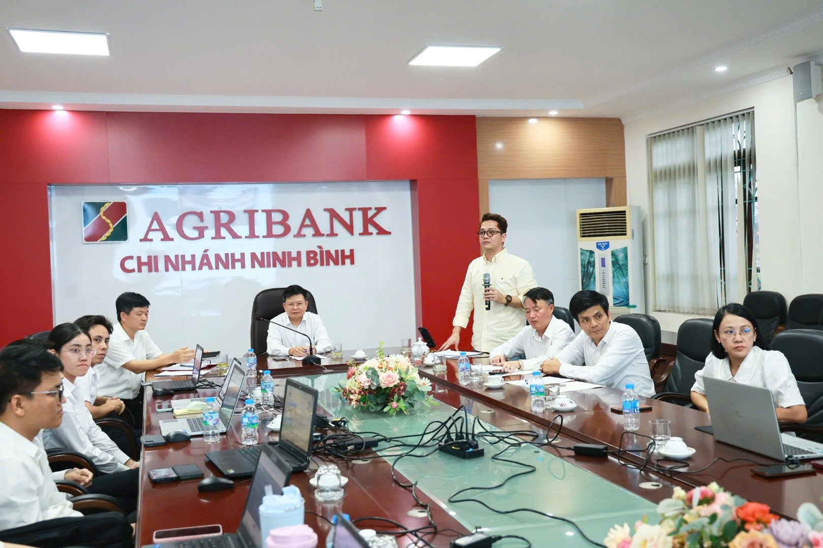 Giám đốc Học viện đào tạo AI – ESG Trevi Education Nguyễn Văn Tuyền trao đổi tại một lớp đào tạo AI chuyên sâu trong nâng cao hiệu quả hoạt động tại Agribank chi nhánh Ninh Bình Giám đốc Học viện đào tạo AI – ESG Trevi Education Nguyễn Văn Tuyền trao đổi tại một lớp đào tạo AI chuyên sâu trong nâng cao hiệu quả hoạt động tại Agribank chi nhánh Ninh Bình
