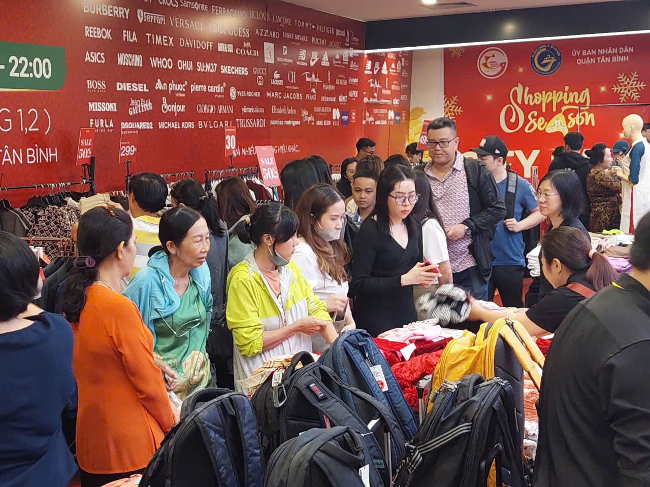 Dịch vụ đóng góp hơn một nửa tăng trưởng GRDP TP. Hồ Chí Minh Dịch vụ đóng góp hơn một nửa tăng trưởng GRDP TP. Hồ Chí Minh