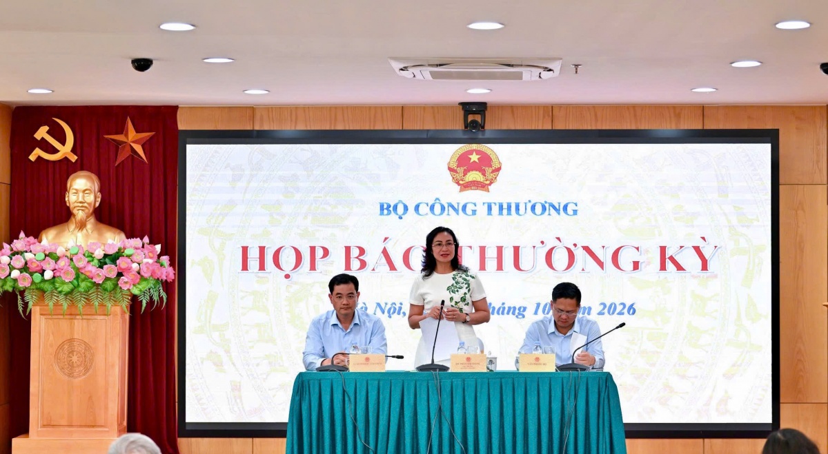 Thứ trưởng Bộ Công Thương Phan Thị Thắng điều hành họp báo (Ảnh TH)