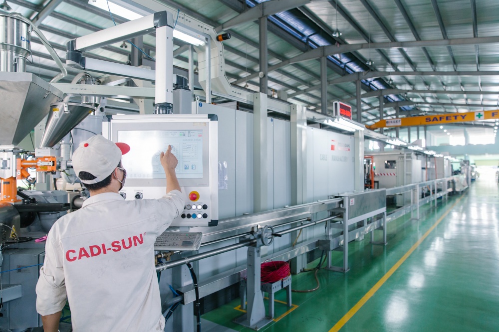 Người lao động vận hành thiết bị sản xuất tại Công ty Cổ phần Dây và Cáp điện Thượng Đình (CADI-SUN).