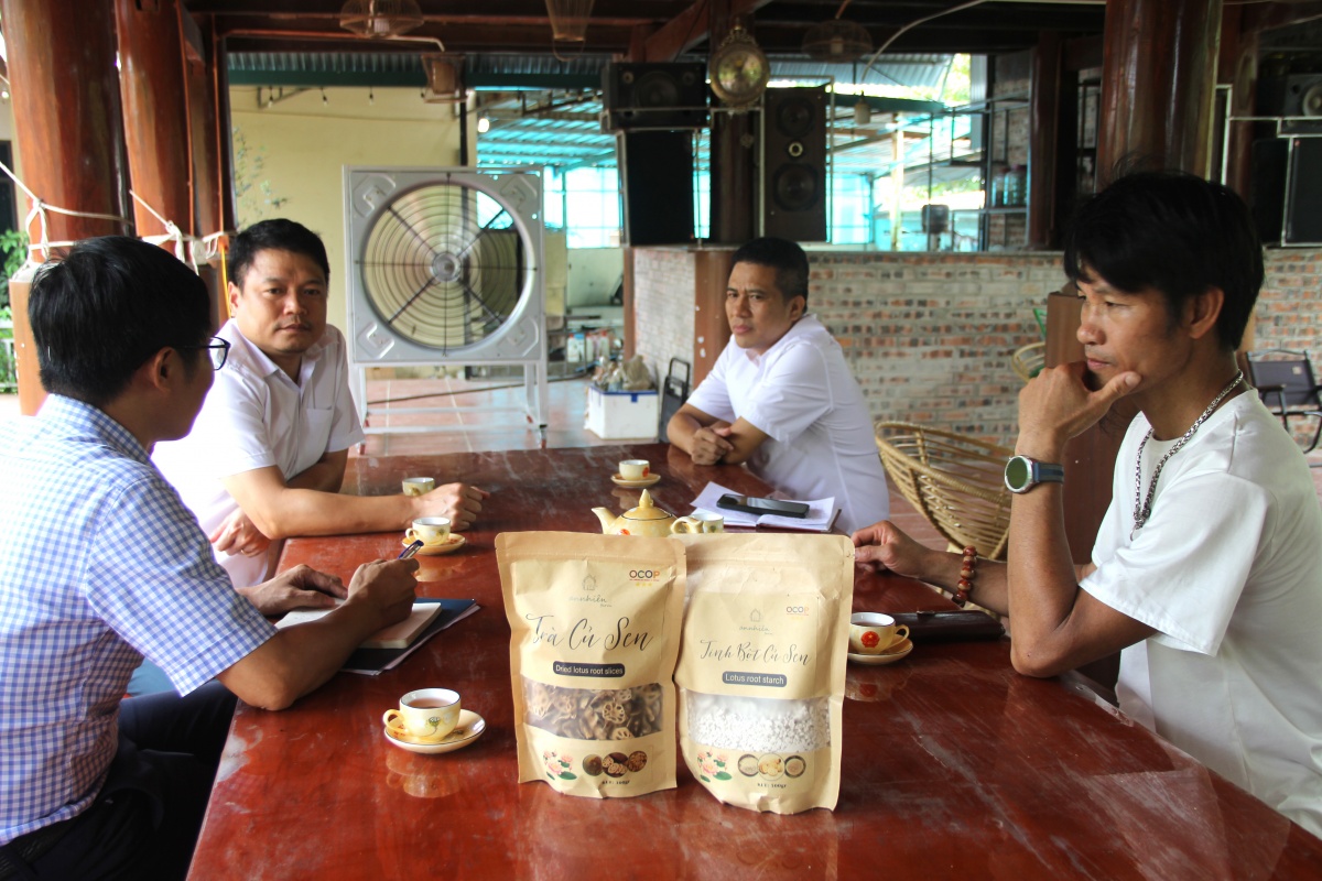 Ông Phạm Gia Tùng (thứ 2 từ trái sang) - Giám đốc Agribank Chi nhánh Yên Định thăm, kiểm tra việc sử dụng vốn vay gia đình anh Trần Ngọc Anh 
