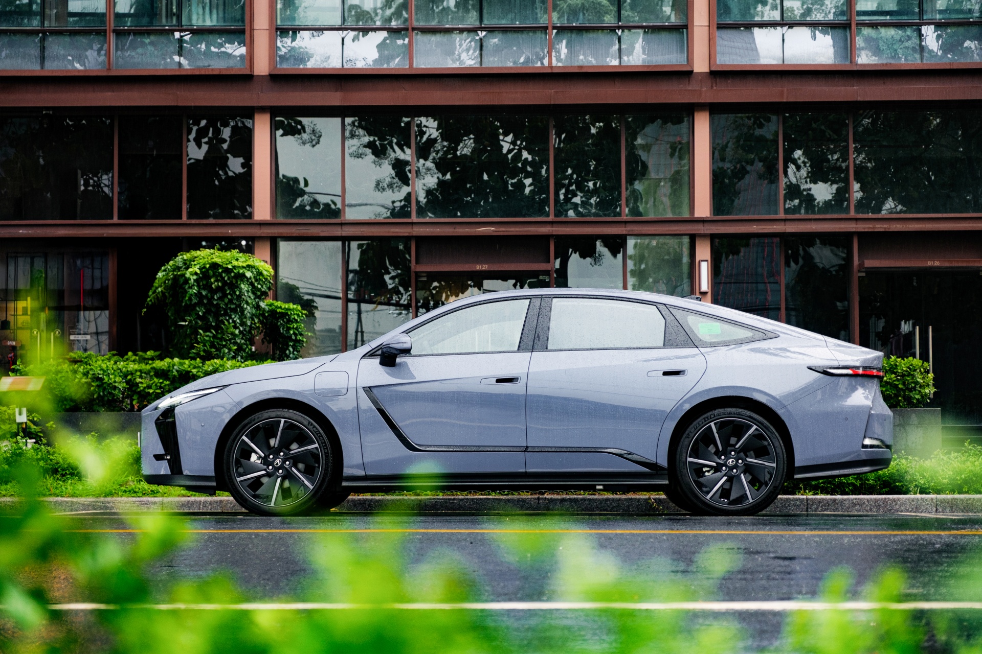 Lexus ES 2026 ra mắt Việt Nam, giá từ 2,34 tỷ đồng Lexus ES 2026 ra mắt Việt Nam: Giá từ 2,34 tỷ đồng, lần đầu có cả hybrid và điện, ADAS nâng cấp, kích thước lớn hơn cả E-Class, 5 Series - Ảnh 7.