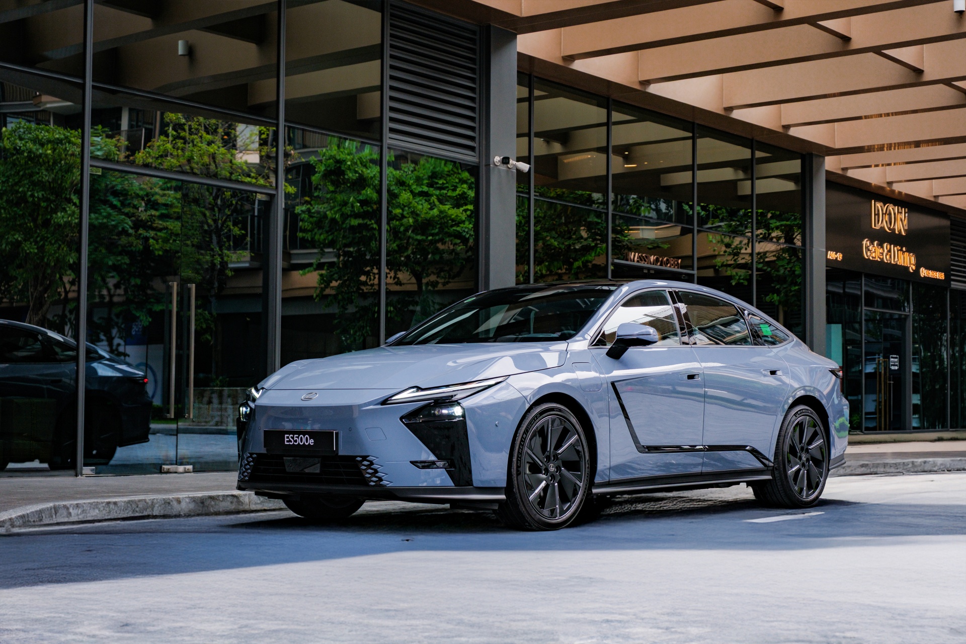 Lexus ES 2026 ra mắt Việt Nam, giá từ 2,34 tỷ đồng Lexus ES 2026 ra mắt Việt Nam: Giá từ 2,34 tỷ đồng, lần đầu có cả hybrid và điện, ADAS nâng cấp, kích thước lớn hơn cả E-Class, 5 Series - Ảnh 6.