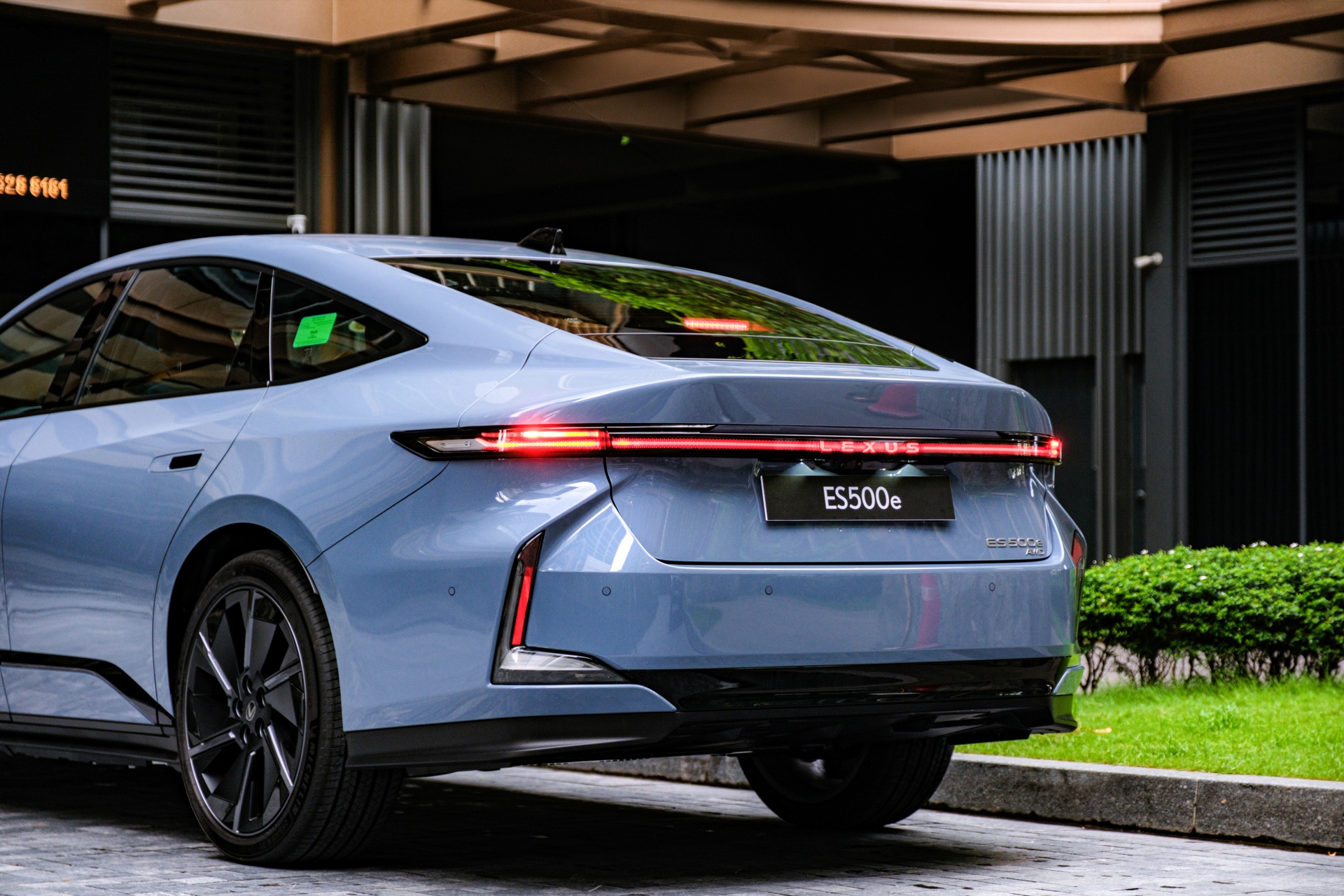 Lexus ES 2026 ra mắt Việt Nam, giá từ 2,34 tỷ đồng Lexus ES 2026 ra mắt Việt Nam: Giá từ 2,34 tỷ đồng, lần đầu có cả hybrid và điện, ADAS nâng cấp, kích thước lớn hơn cả E-Class, 5 Series - Ảnh 8.