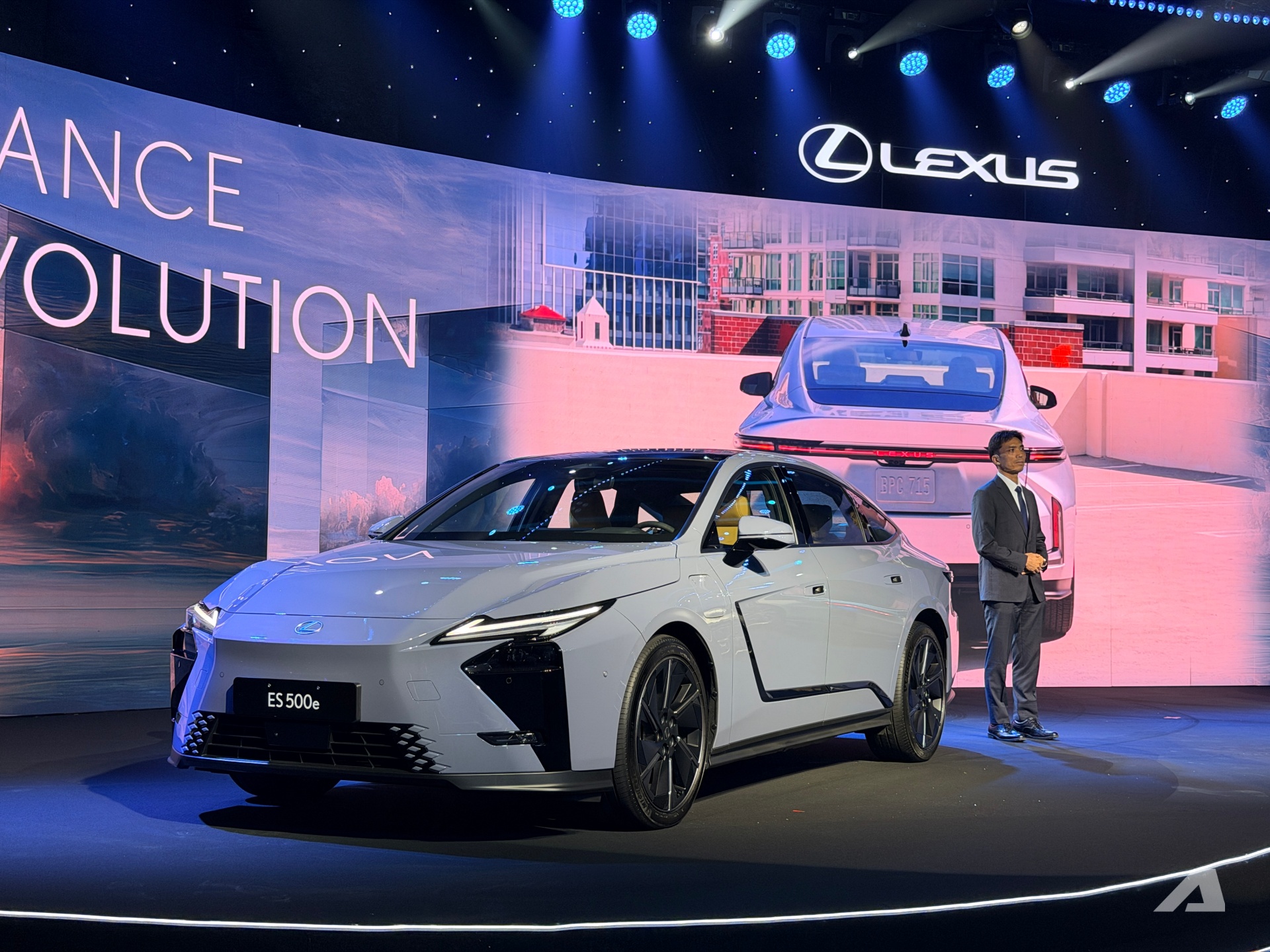 Lexus ES 2026 ra mắt Việt Nam, giá từ 2,34 tỷ đồng Lexus ES 2026 ra mắt Việt Nam: Giá từ 2,34 tỷ đồng, lần đầu có cả hybrid và điện, ADAS nâng cấp, kích thước lớn hơn cả E-Class, 5 Series - Ảnh 2.