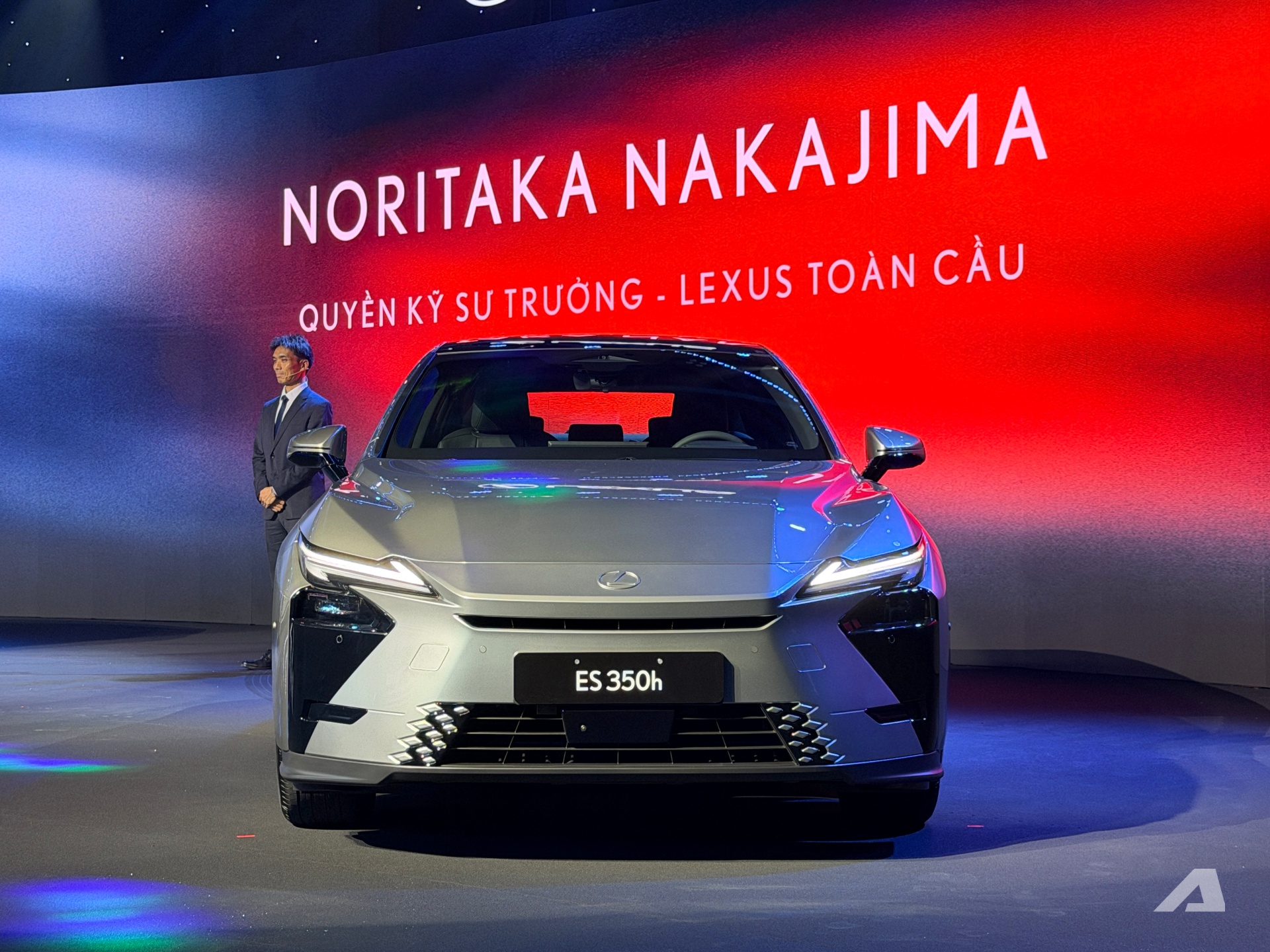 Lexus ES 2026 ra mắt Việt Nam, giá từ 2,34 tỷ đồng Lexus ES 2026 ra mắt Việt Nam: Giá từ 2,34 tỷ đồng, lần đầu có cả hybrid và điện, ADAS nâng cấp, kích thước lớn hơn cả E-Class, 5 Series - Ảnh 4.