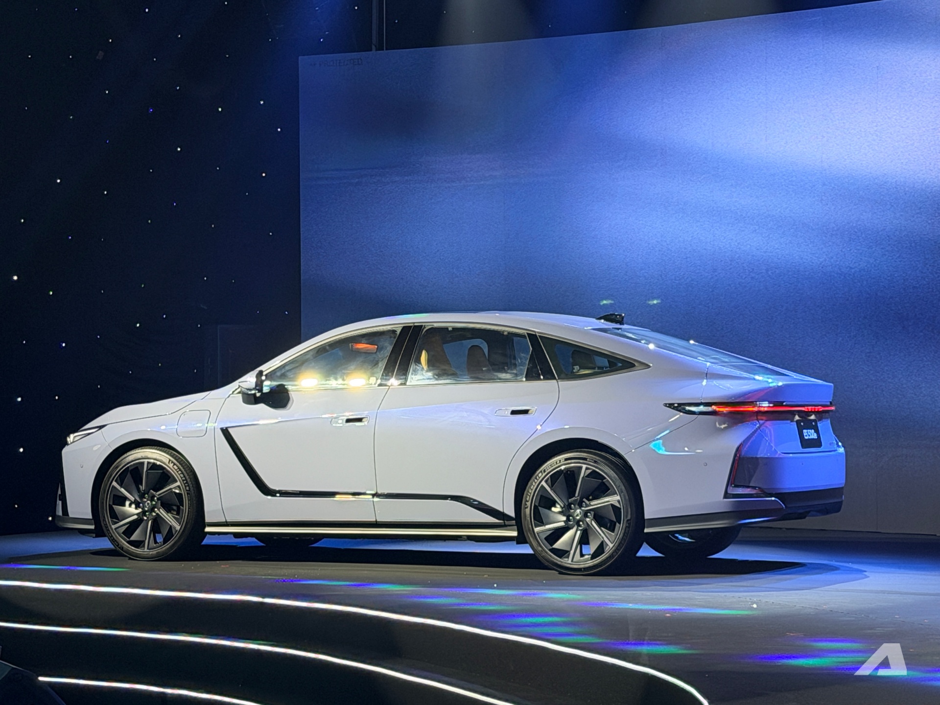 Lexus ES 2026 ra mắt Việt Nam, giá từ 2,34 tỷ đồng Lexus ES 2026 ra mắt Việt Nam: Giá từ 2,34 tỷ đồng, lần đầu có cả hybrid và điện, ADAS nâng cấp, kích thước lớn hơn cả E-Class, 5 Series - Ảnh 3.