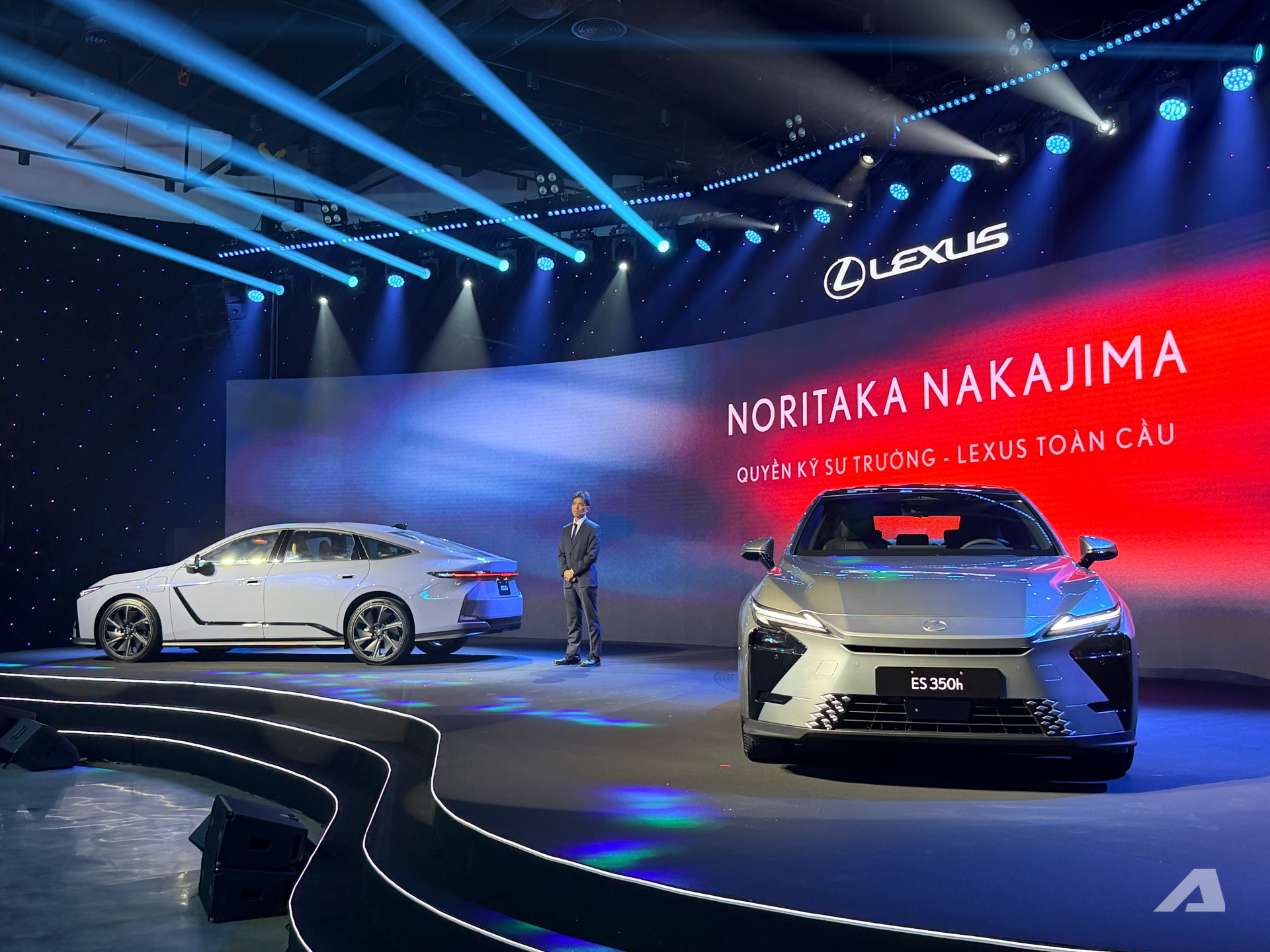 Lexus ES 2026 ra mắt Việt Nam, giá từ 2,34 tỷ đồng Lexus ES 2026 ra mắt Việt Nam: Giá từ 2,34 tỷ đồng, lần đầu có cả hybrid và điện, ADAS nâng cấp, kích thước lớn hơn cả E-Class, 5 Series - Ảnh 1.