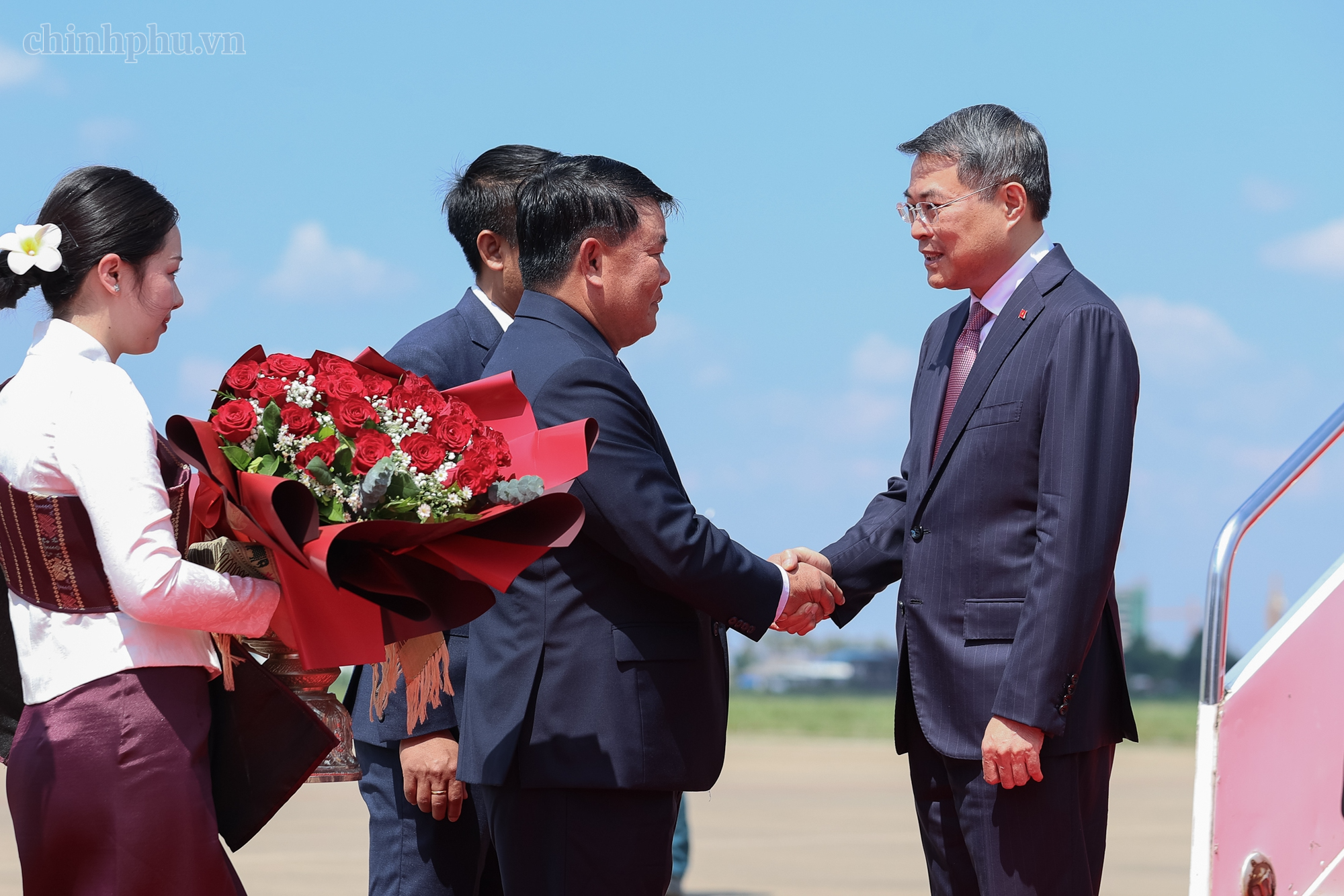 Thủ tướng Lê Minh Hưng tới Thủ đô Vientiane, bắt đầu chuyến thăm chính thức Lào