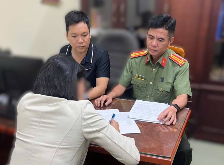 Công an phường Tân Triều phối hợp Phòng nghiệp vụ làm việc với bà Đ.T.T.H. Công an phường Tân Triều phối hợp Phòng nghiệp vụ làm việc với bà Đ.T.T.H.