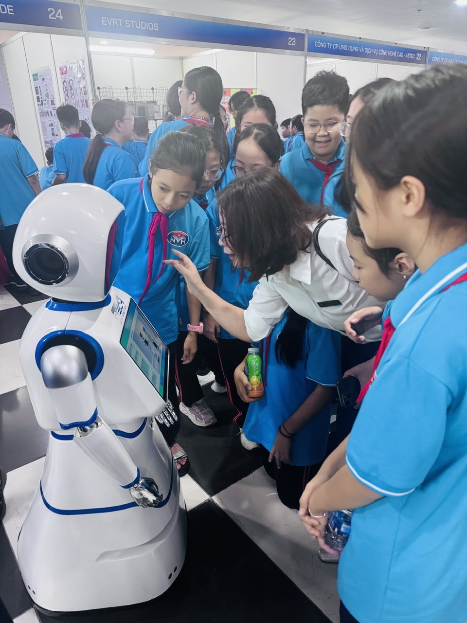 Học sinh và sinh viên Phenikaa trải nghiệm, tìm hiểu các robot tại triển lãm Học sinh và sinh viên Phenikaa trải nghiệm, tìm hiểu các robot tại triển lãm