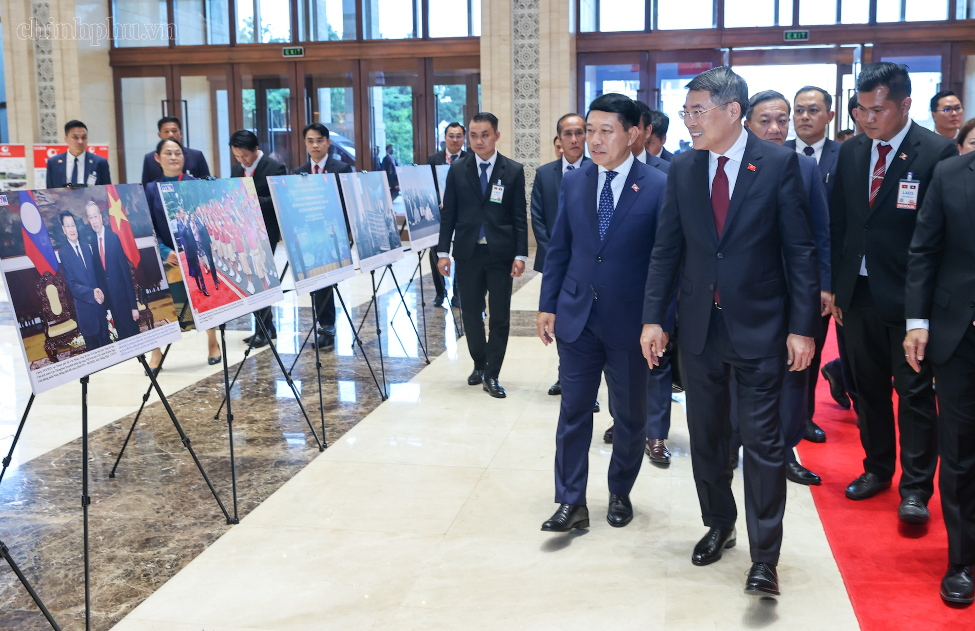Hai Thủ tướng dự Hội nghị xúc tiến đầu tư Việt Nam-Lào: "Gắn kết chiến lược" trong lĩnh vực kinh tế