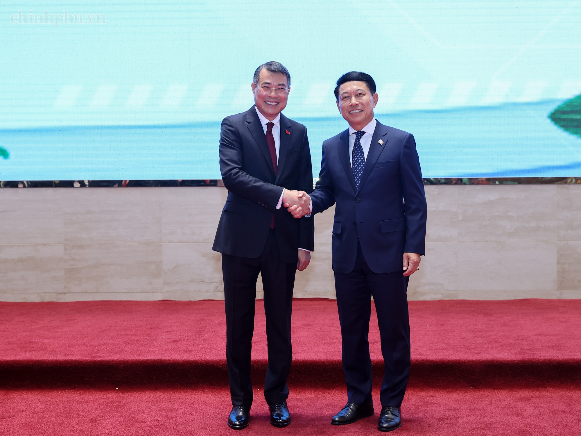 Hai Thủ tướng dự Hội nghị xúc tiến đầu tư Việt Nam-Lào: 'Gắn kết chiến lược' trong lĩnh vực kinh tế- Ảnh 1.