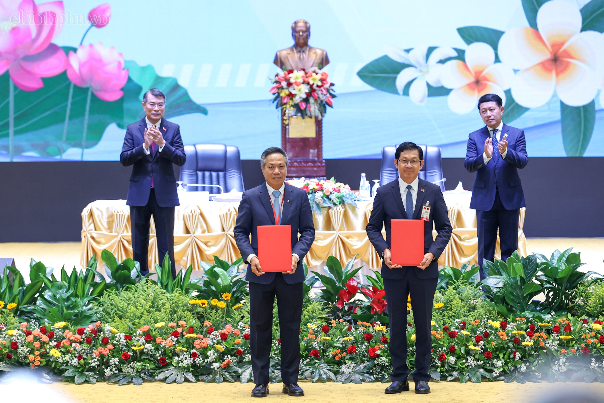 Hai Thủ tướng dự Hội nghị xúc tiến đầu tư Việt Nam-Lào: 'Gắn kết chiến lược' trong lĩnh vực kinh tế- Ảnh 9.