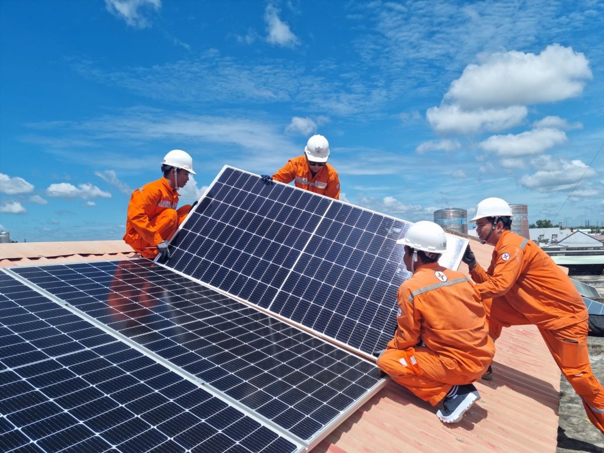 Điện mặt trời phân tán có thể giảm áp lực truyền tải, tăng tự chủ năng lượng ảnh: minh họa Điện mặt trời phân tán có thể giảm áp lực truyền tải, tăng tự chủ năng lượng ảnh: minh họa