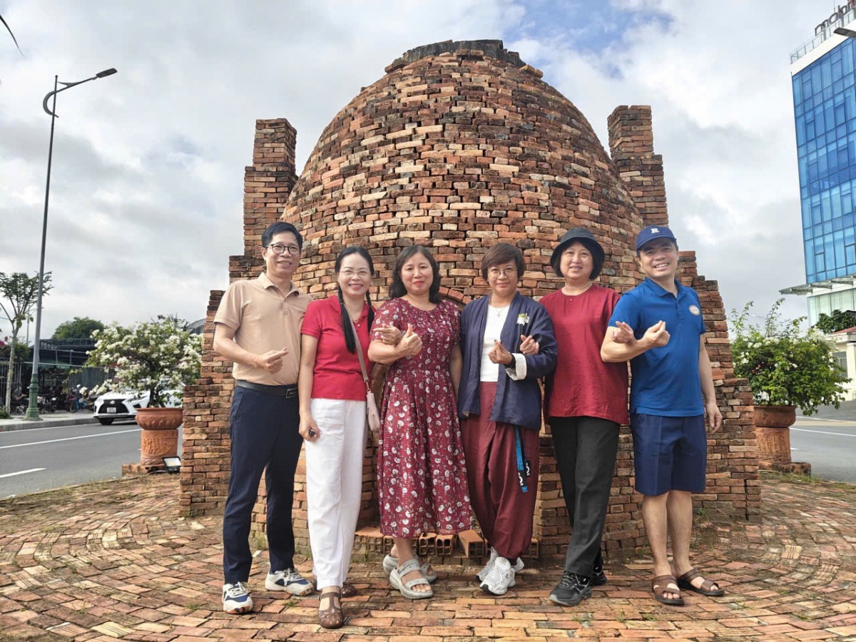 Du khách thích thú lưu giữ khoảnh khắc hoài cổ bên những lò gốm rêu phong, đậm dấu ấn thời gian