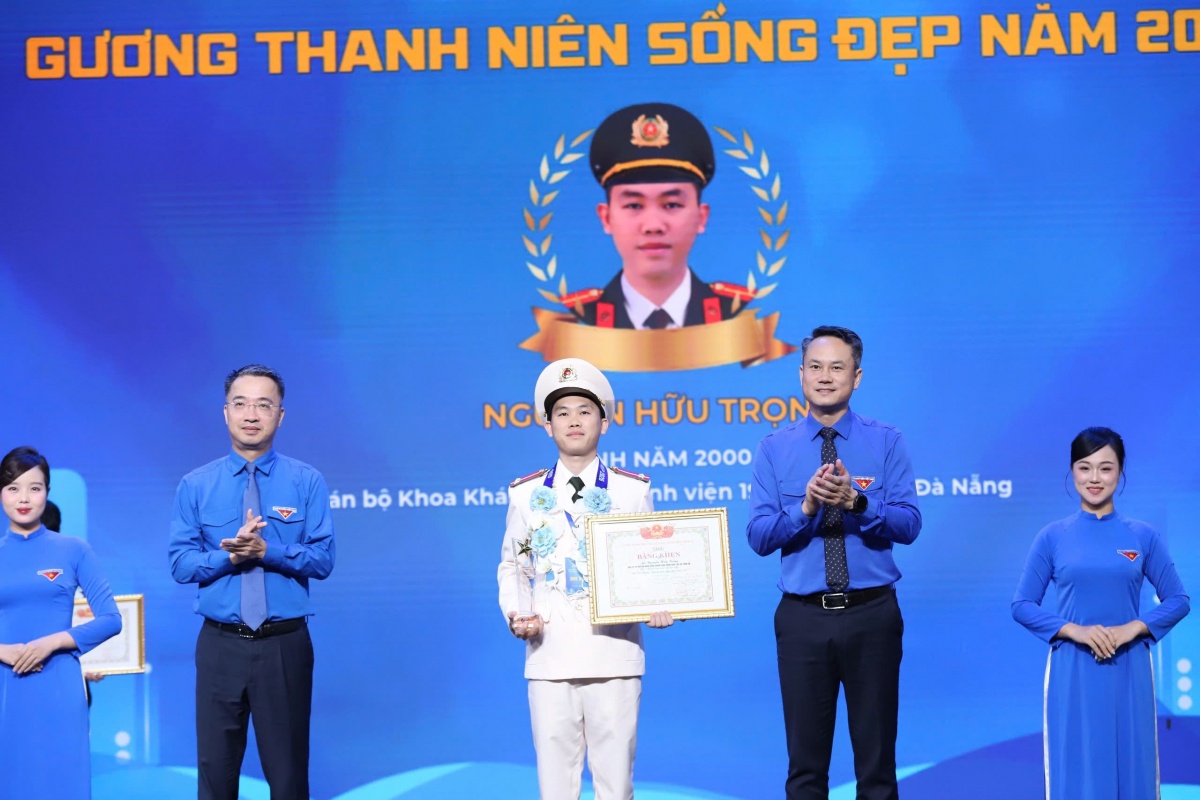 undefined Anh Nguyễn Tường Lâm và anh Nguyễn Kim Quy trao giải thưởng cho Thanh niên sống đẹp.