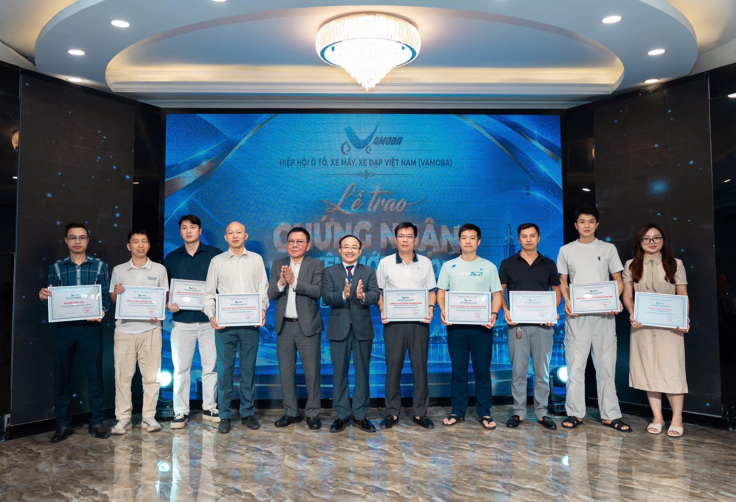 Đại diện HH Trao chứng nhận cho hội viên mới.  