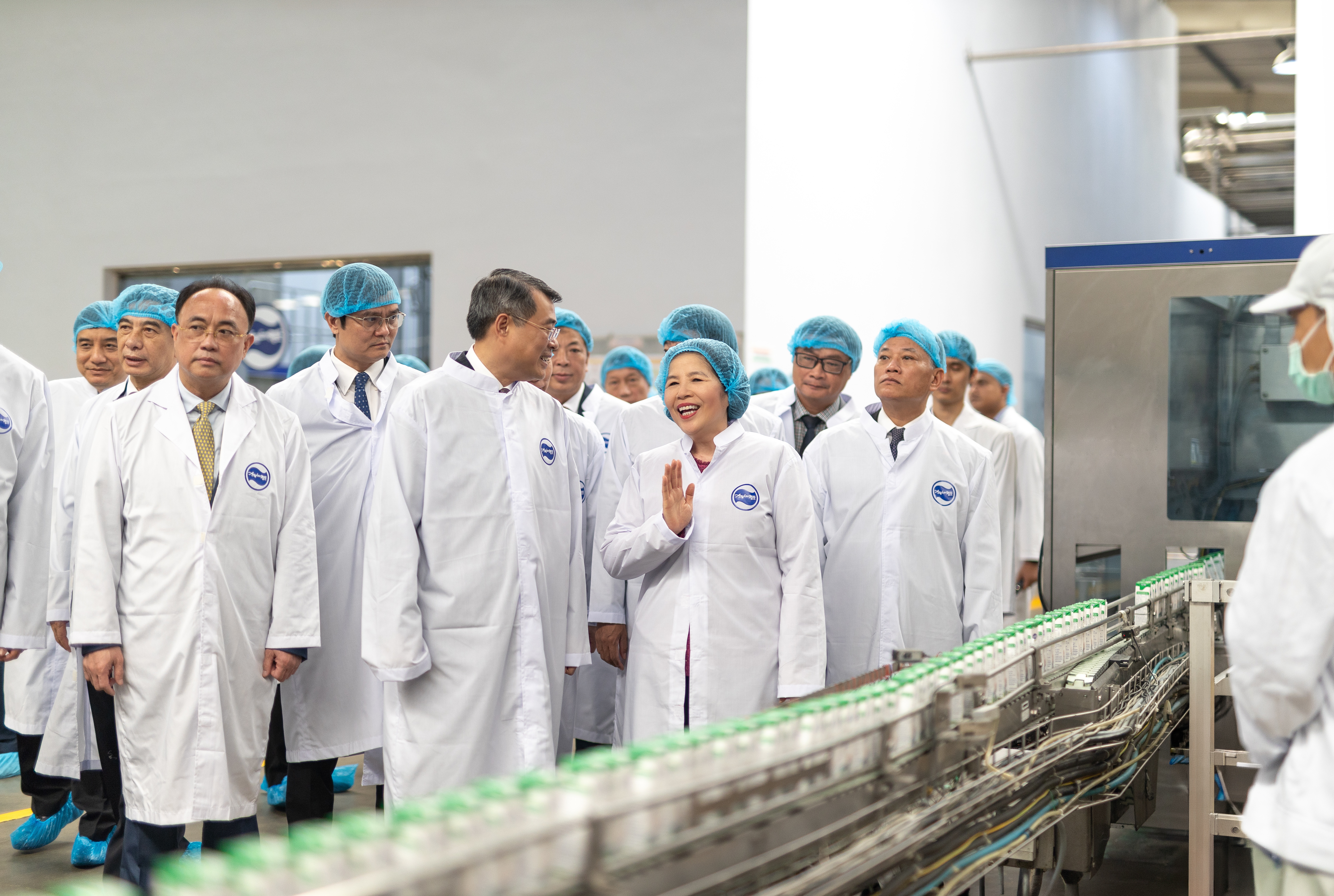                Thủ tướng Chính phủ Lê Minh Hưng và đoàn công tác cấp cao tìm hiểu hoạt động sản xuất tại Nhà máy Angkormilk. Ảnh: Vi Nam