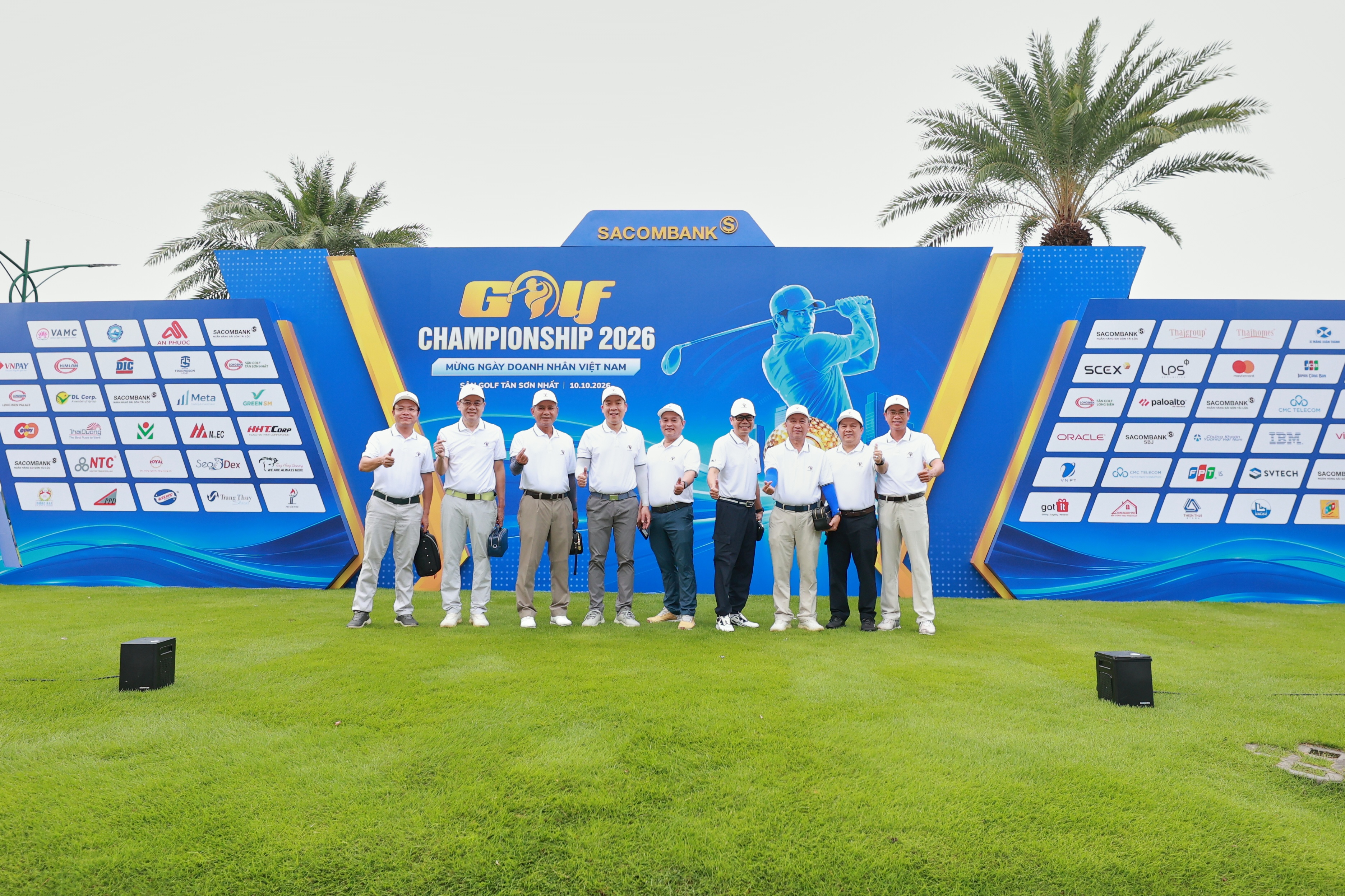 Các golfer chụp hình lưu niệm tại SACOMBANK Golf Championship 2026, sự kiện thường niên được tổ chức nhân Ngày Doanh nhân Việt Nam 13/10.