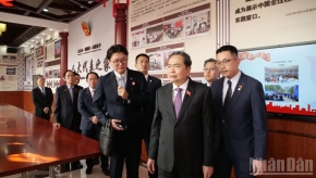 Chủ tịch Quốc hội Trần Thanh Mẫn thăm mô hình lập pháp ở Bắc Kinh