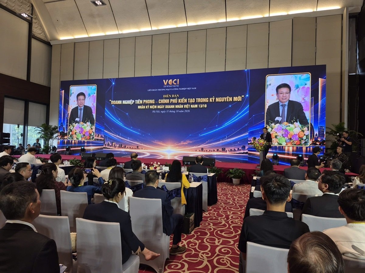 Diễn đàn “Doanh nhân tiên phong - Chính phủ kiến tạo trong kỷ nguyên mới”. Diễn đàn “Doanh nhân tiên phong - Chính phủ kiến tạo trong kỷ nguyên mới”.